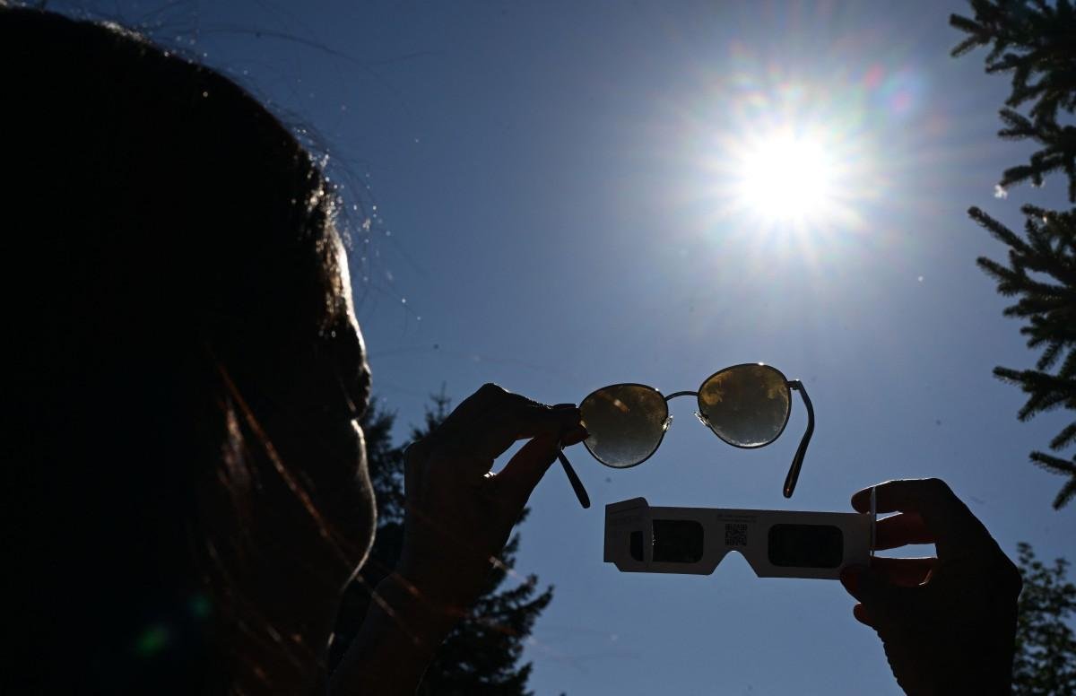 Na Fran&ccedil;a, o eclipse ser&aacute; apenas parcial, mas o entusiasmo esgotou os estoques desses acess&oacute;rios em v&aacute;rios pontos