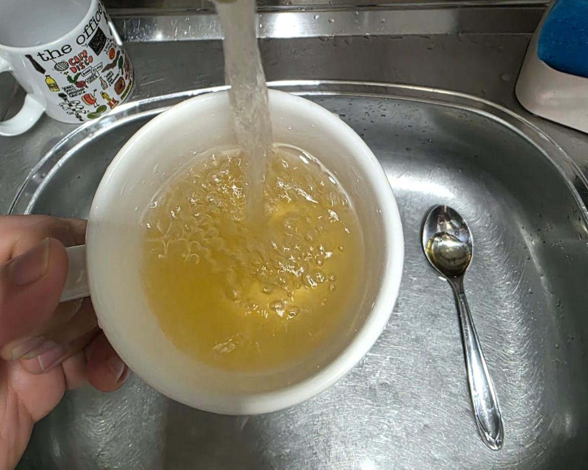 Morador do bairro Cavalhada relatou que ainda est&aacute; com a &aacute;gua amarelada desde segunda-feira