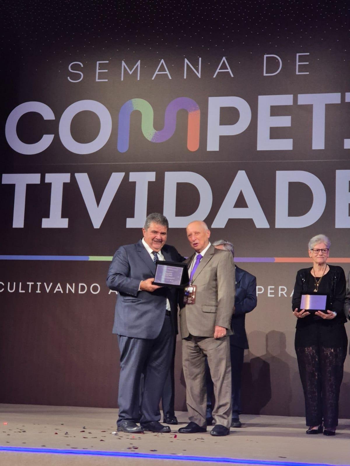 Dr. May recebendo o pr&ecirc;mio, que &eacute; entregue por M&aacute;rcio Lopes de Freitas, presidente da OCB