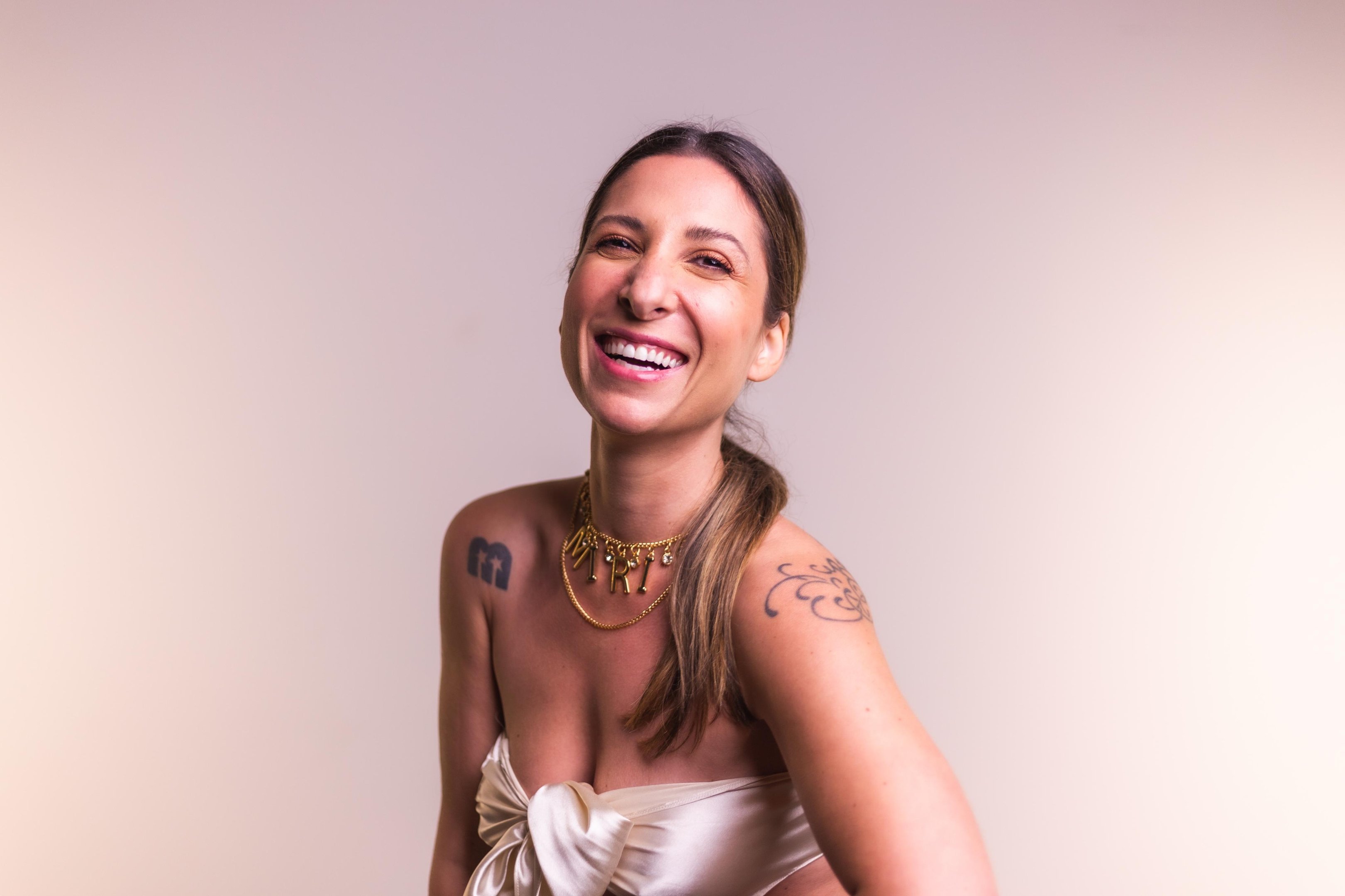 Nesta quinta, 21h, o Espa&ccedil;o Cultural 512 recebe Miri Brock (foto) e Miguel Veleda, que celebram o lan&ccedil;amento de "Na Minha", primeiro feat dos dois artistas