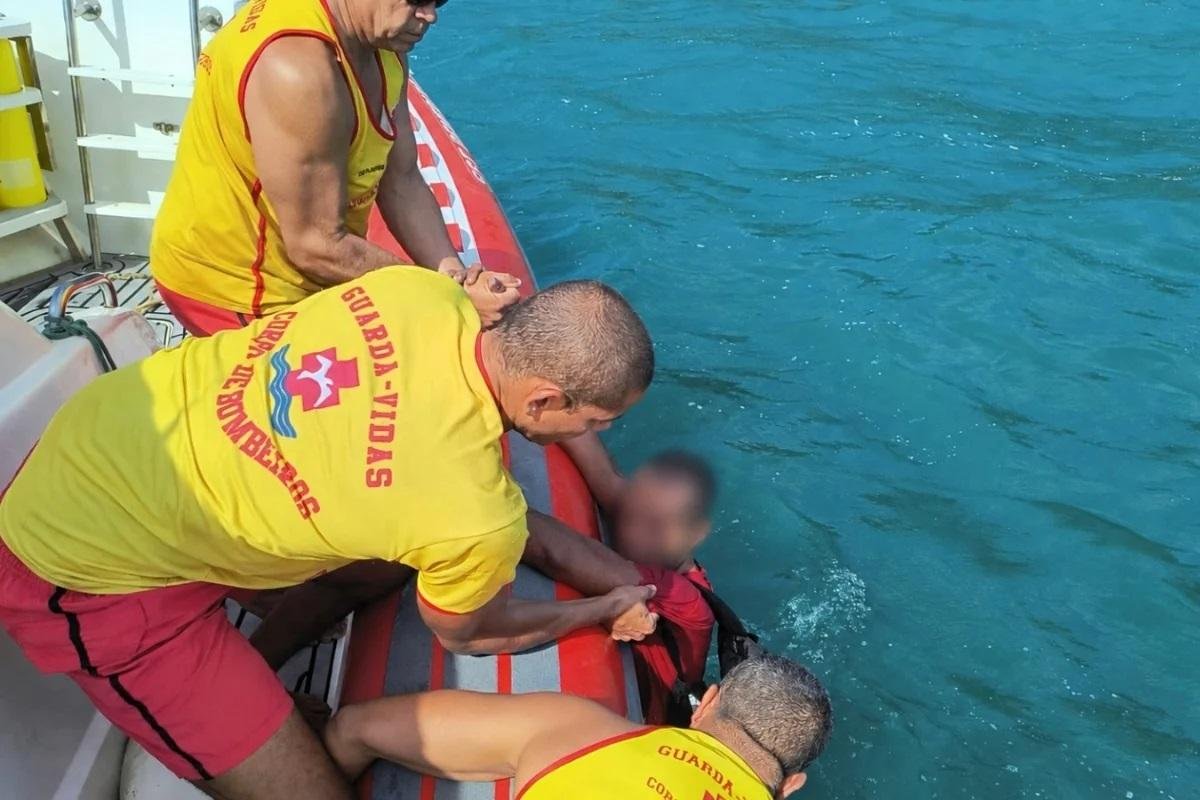 Homem furta carne de com&eacute;rcio, foge pelo mar e acaba resgatado ap&oacute;s se afogar no litoral de SP