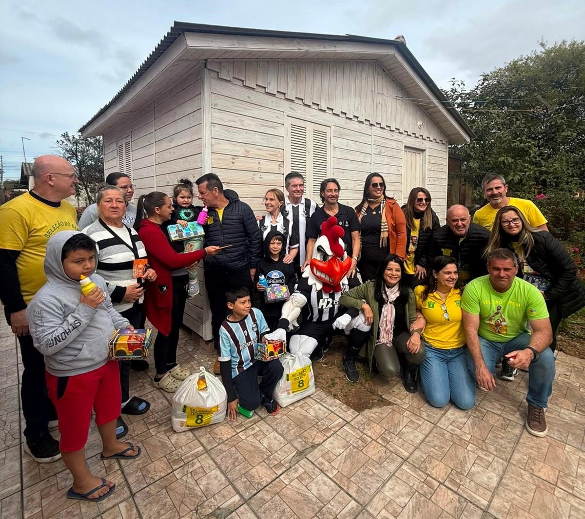 Al&eacute;m das casas, tamb&eacute;m foram distribu&iacute;das cestas b&aacute;sicas, chuveiros el&eacute;tricos, brinquedos e material escolar