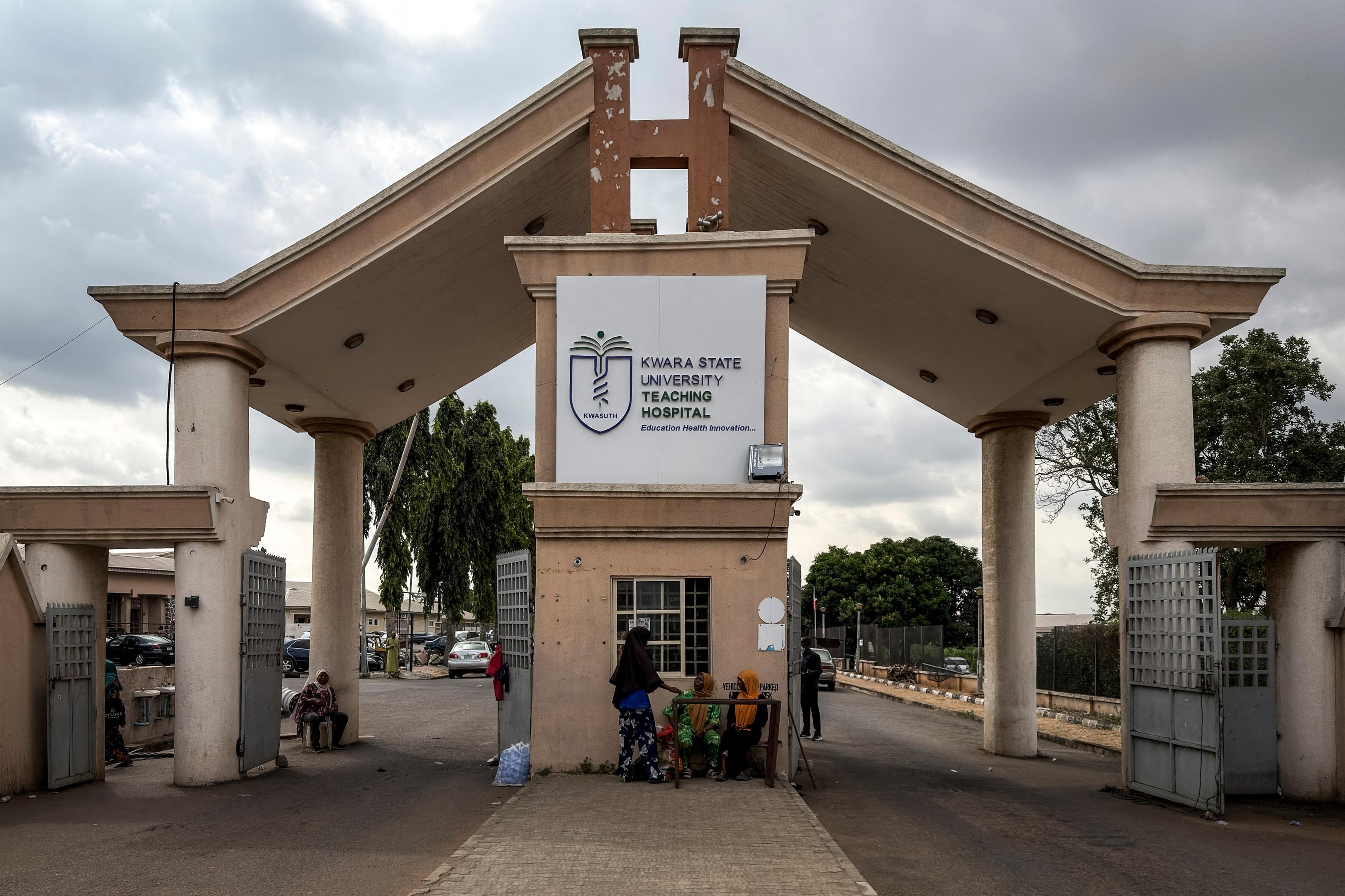 Crian&ccedil;as e mulheres com sinais graves de desnutri&ccedil;&atilde;o e cicatrizes de seis meses de cativeiro ocupam fileiras de leitos no Hospital da Universidade Estadual de Kwara, em Ilorin