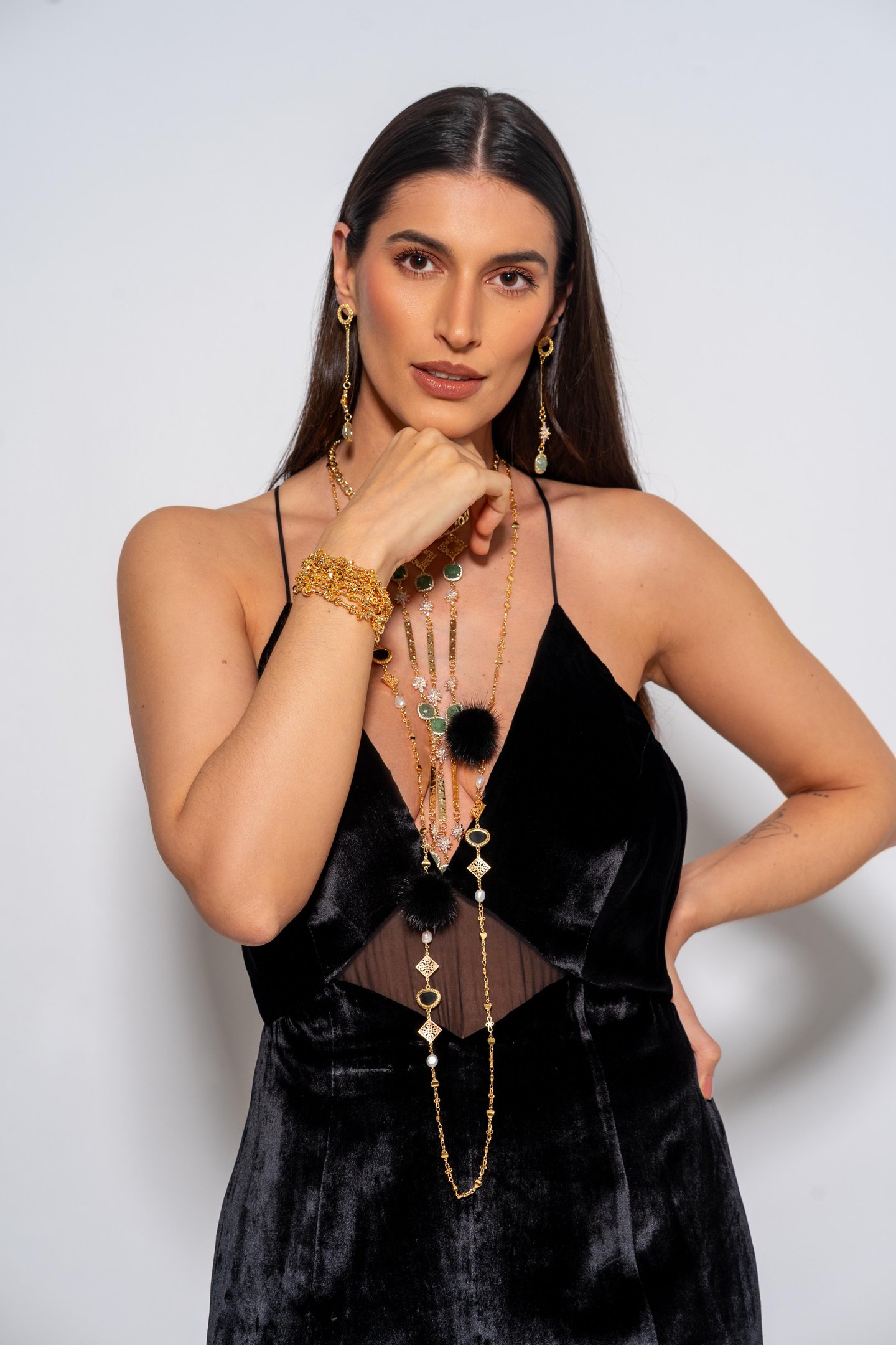 Pe&ccedil;as autorais criadas pela designer Lisete Zepka marcam a estreia da La Madre Pecadora, com metais, pedras, p&eacute;rolas e cristais em composi&ccedil;&otilde;es feitas &agrave; m&atilde;o