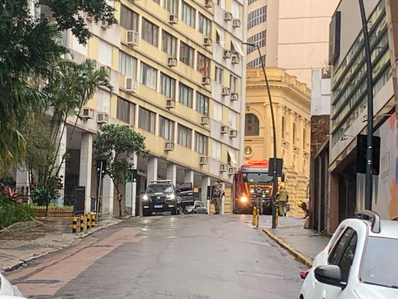Suspeita de bomba mobiliza BM e isola rua no Centro de Porto Alegre