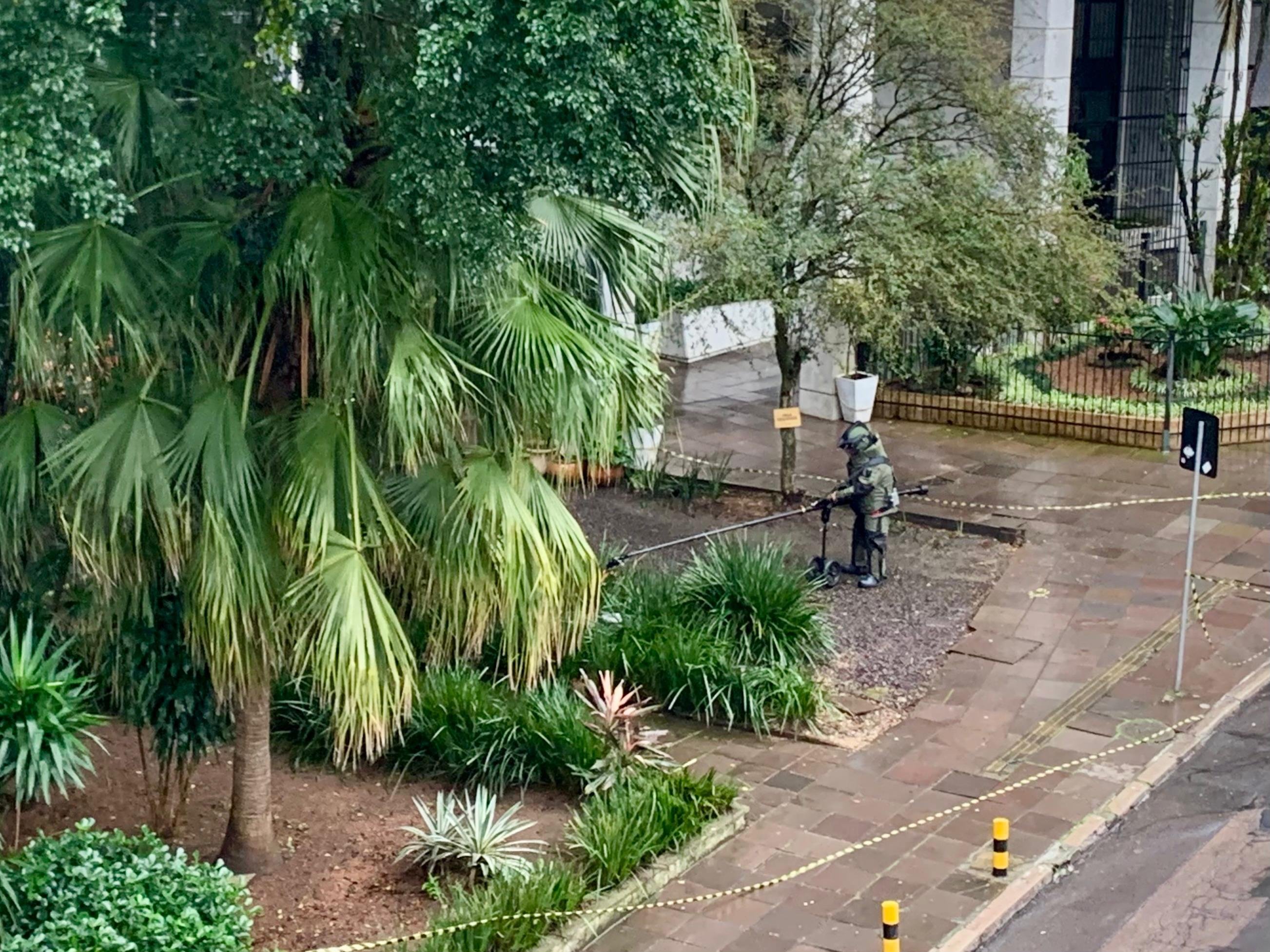 Bope segue vasculhando a mochila, mesmo com o 9&ordm; BPM informando que n&atilde;o h&aacute; vest&iacute;gios de que o objeto seja um artefato explosivo