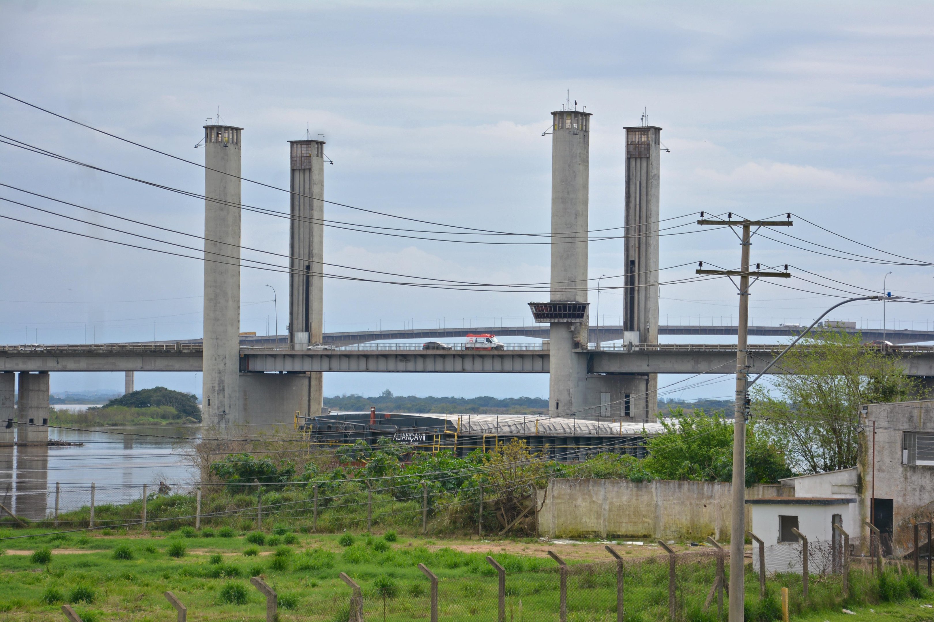 Interrup&ccedil;&otilde;es no sistema de i&ccedil;amento da Ponte do Gua&iacute;ba impactam tr&aacute;fego fluvial e corredor log&iacute;stico do RS
