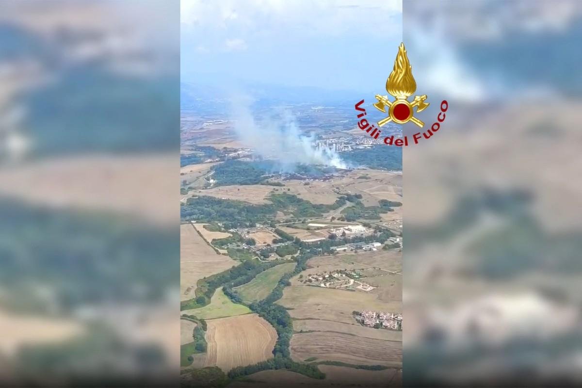 Uma densa coluna de fuma&ccedil;a pode ser vista das proximidades