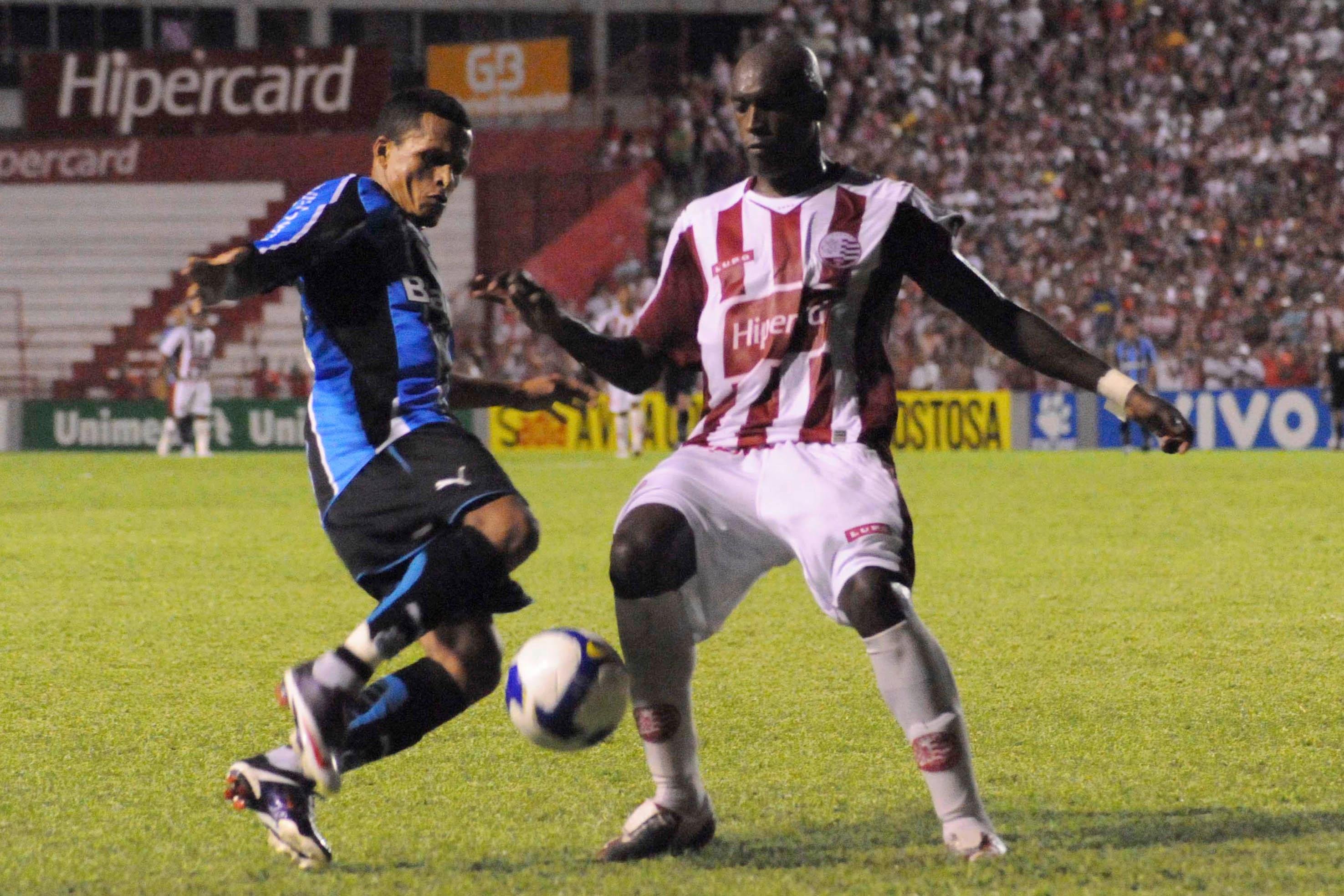 Souza marcou um dos gols do 2 x 0 sobre o N&aacute;utico, nos Aflitos, no Brasileir&atilde;o de 2009
