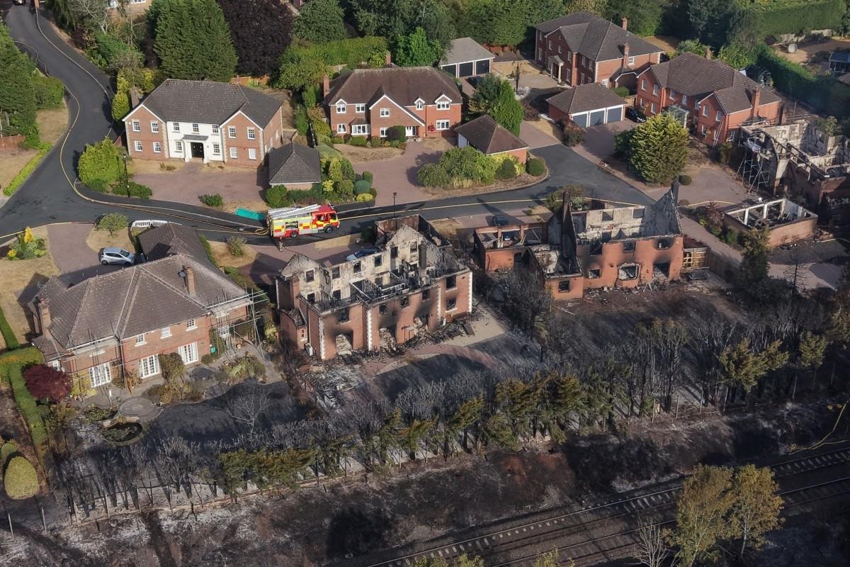 Bombeiros brit&acirc;nicos tamb&eacute;m est&atilde;o sob press&atilde;o e lutam contra inc&ecirc;ndios em um cen&aacute;rio de seca