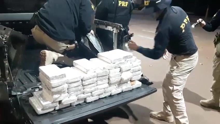 Agentes encontraram 80 tabletes de coca&iacute;na escondidos no carro