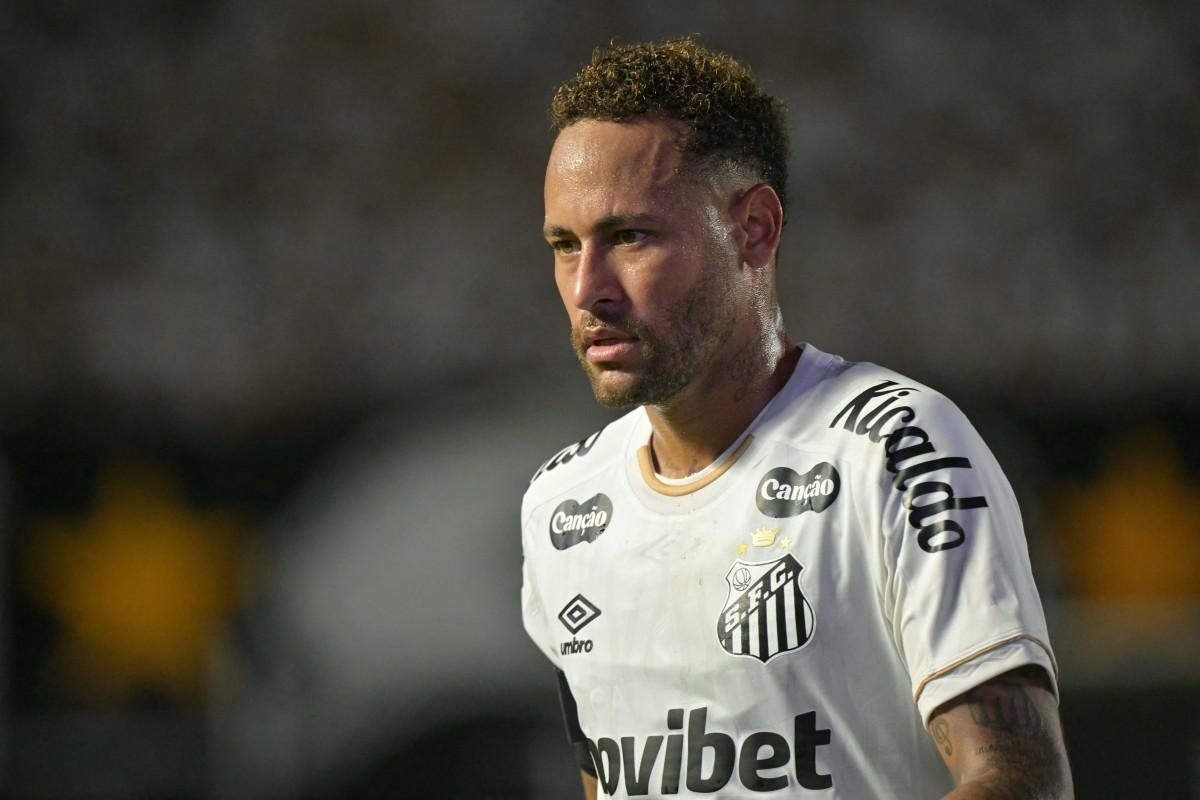 Neymar critica postura da torcida em vit&oacute;ria do Santos na Sul-Americana: &ldquo;Melhor ficar em casa&rdquo;