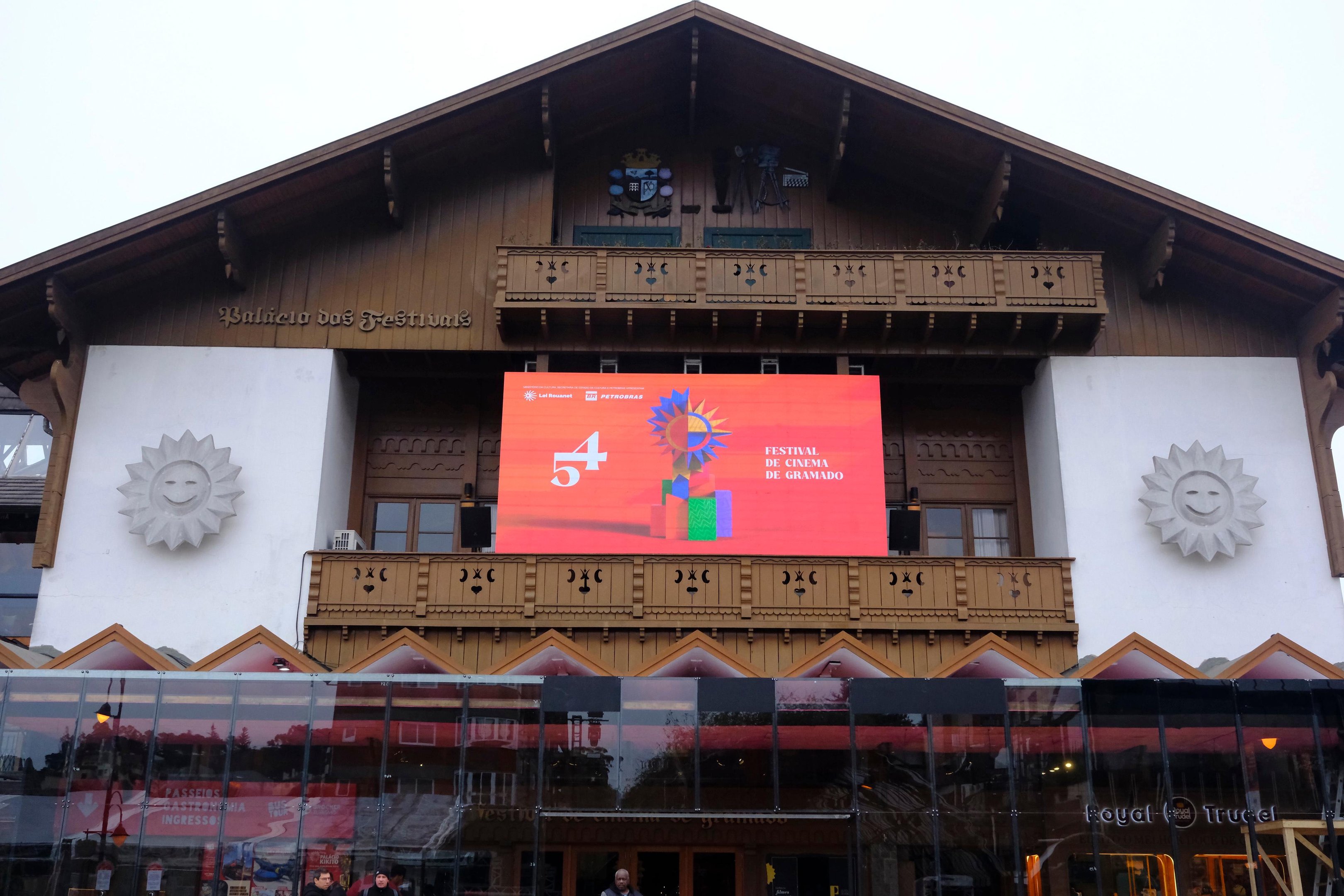 Pal&aacute;cio dos Festivais recebe decora&ccedil;&atilde;o para o 54&ordm; Festival de Cinema de Gramado
