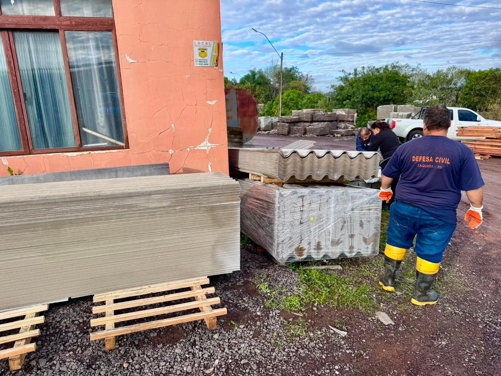 Prefeitura de Taquara entrega telhas de fibrocimento para moradores que tiveram destelhamentos no &uacute;ltimo epis&oacute;dio clim&aacute;tico extremo
