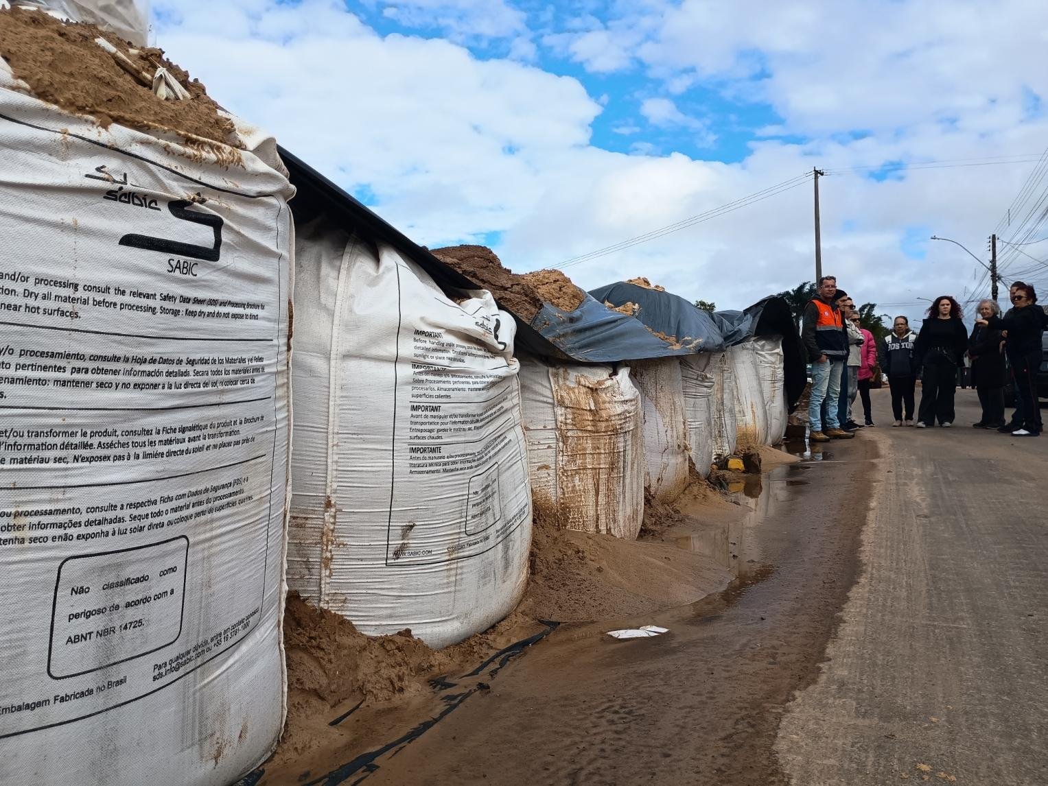 Al&eacute;m dos sacos de areia, foram feitas grandes paredes de conten&ccedil;&atilde;o, esp&eacute;cies de diques para evitar que a &aacute;gua invada e atinja o bairro