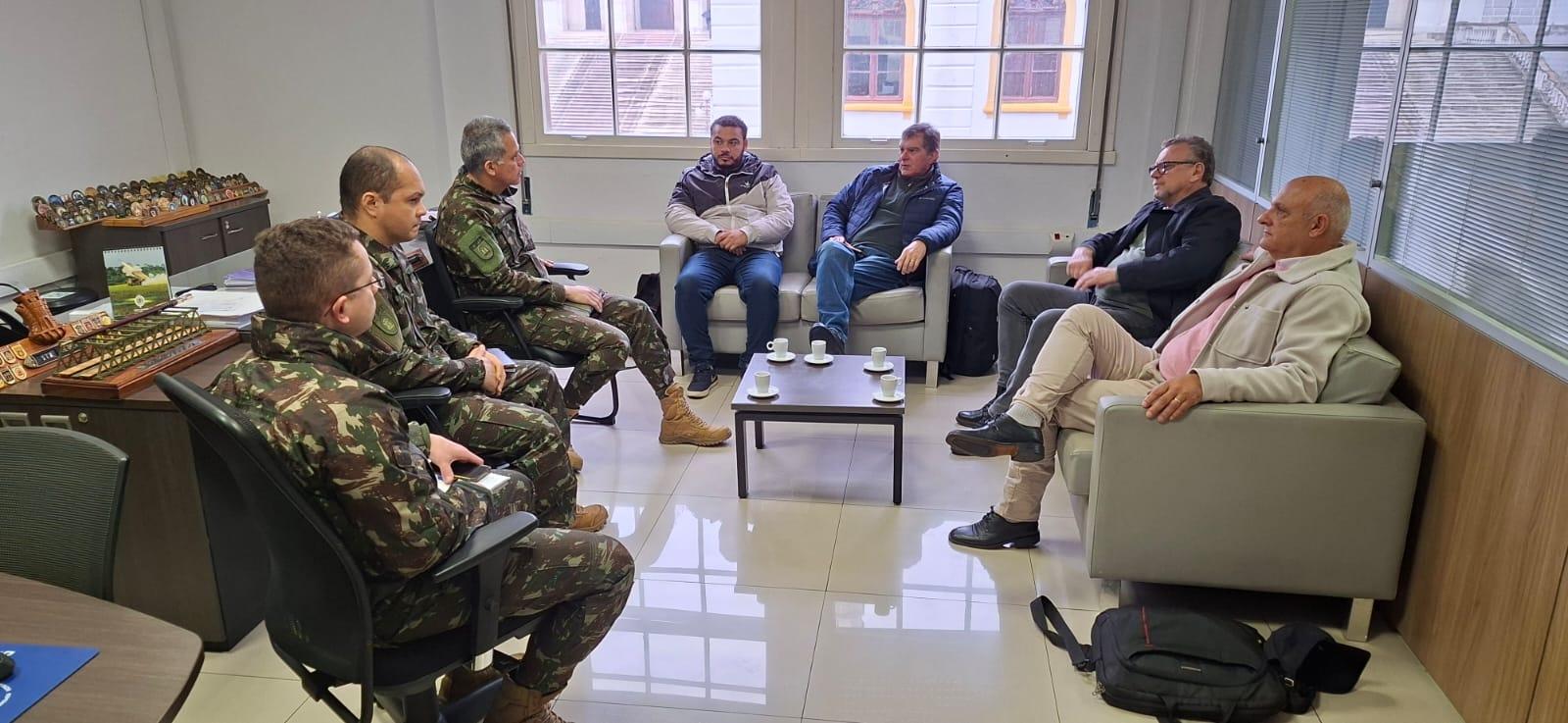 Reuni&atilde;o entre o prefeito de Bag&eacute;, Luiz Fernando Mainardi, e representantes do Ex&eacute;rcito tratou das pr&oacute;ximas fase da barragem de Arvorezinha