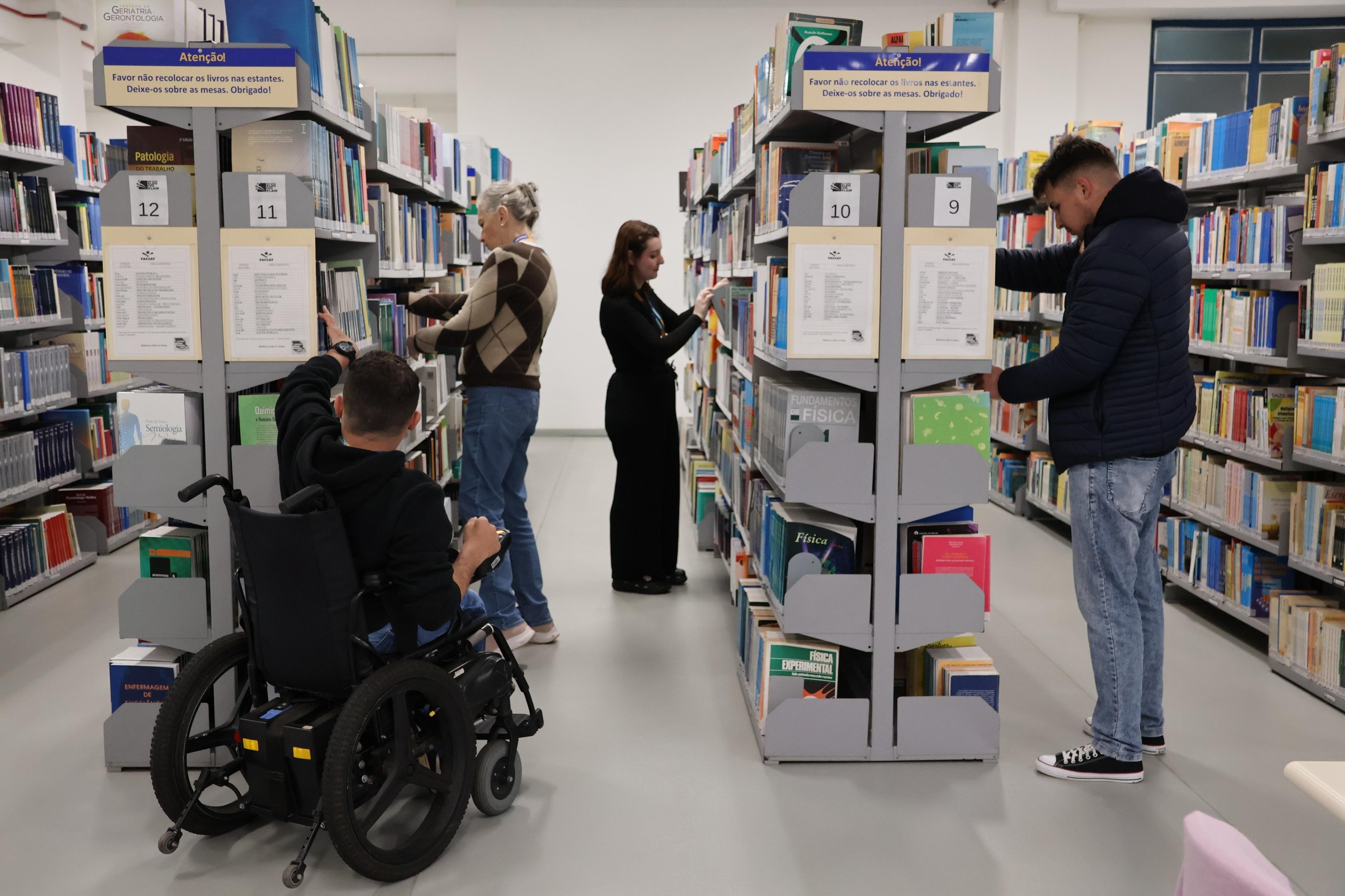 Atividade que conquistou o p&uacute;blico foi o projeto Blind Date with a Book (Encontro &agrave;s Cegas com um Livro), realizado semestralmente