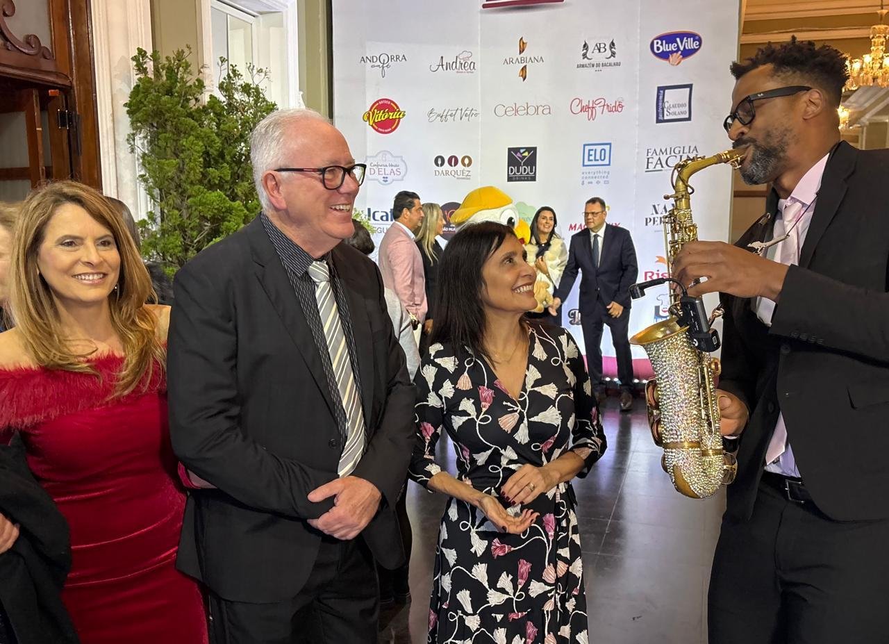 O casal Nara Gomes e Balduino Tchiedel, ele presidente do ICD, com a primeira-dama, Val&eacute;ria Leopoldino, curtiram o saxofonista Lu&Iacute;s Banes,&nbsp; no jantar "Ilhas da Gastronomia", no Juvenil