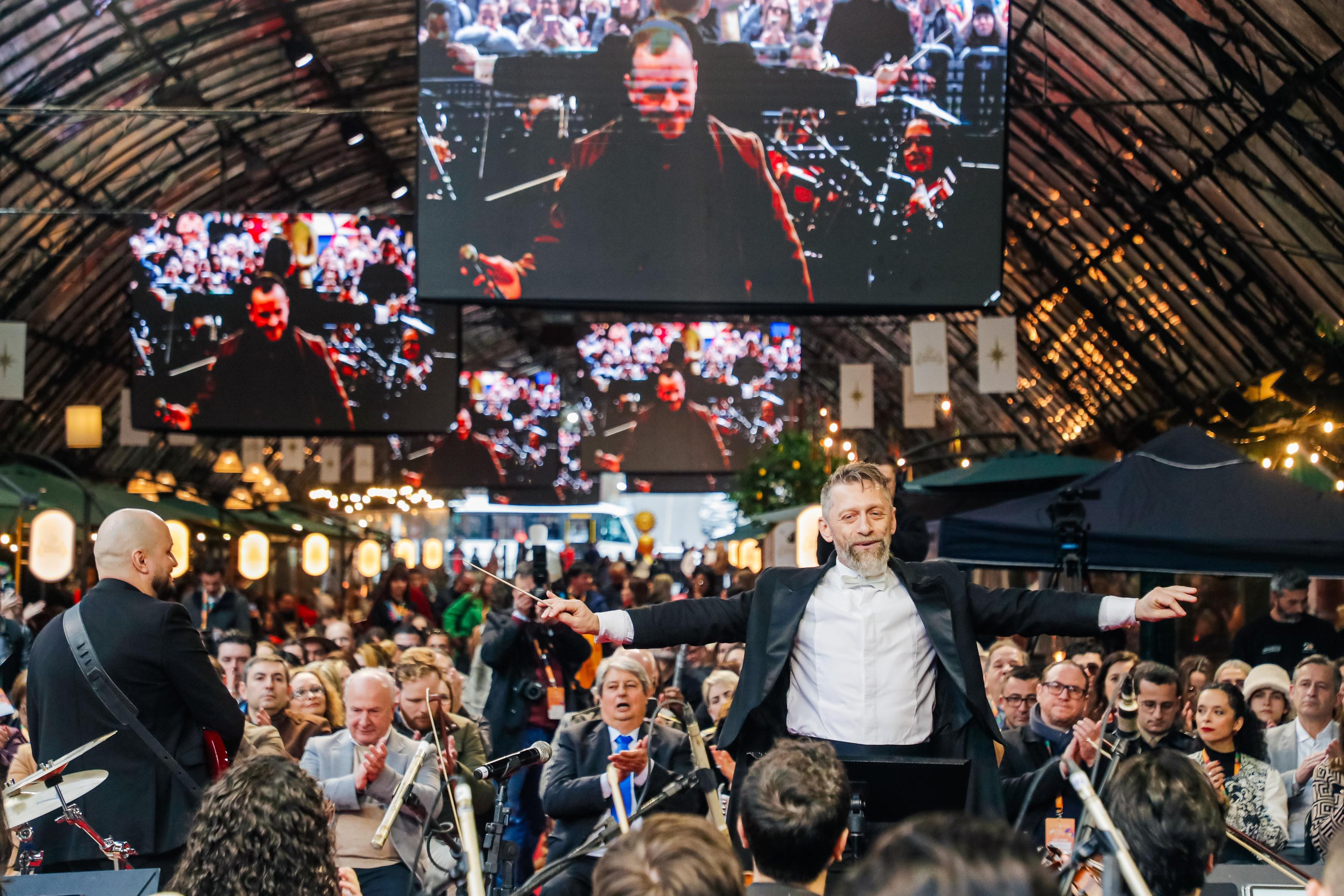 Maestro J&uacute;lio C&eacute;sar Wagner rege a Orquestra Sinf&ocirc;nica de Gramado durante a abertura Oficial do 54&ordm; Festival de Cinema de Gramado, na Rua Coberta