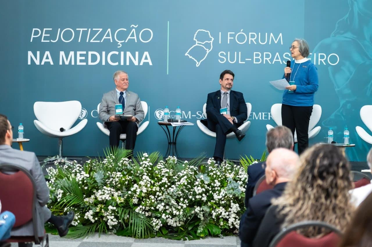 M&eacute;dica La&iacute;s Leboutte, segunda-secret&aacute;ria do Cremers, representou a participa&ccedil;&atilde;o ga&uacute;cha no encontro