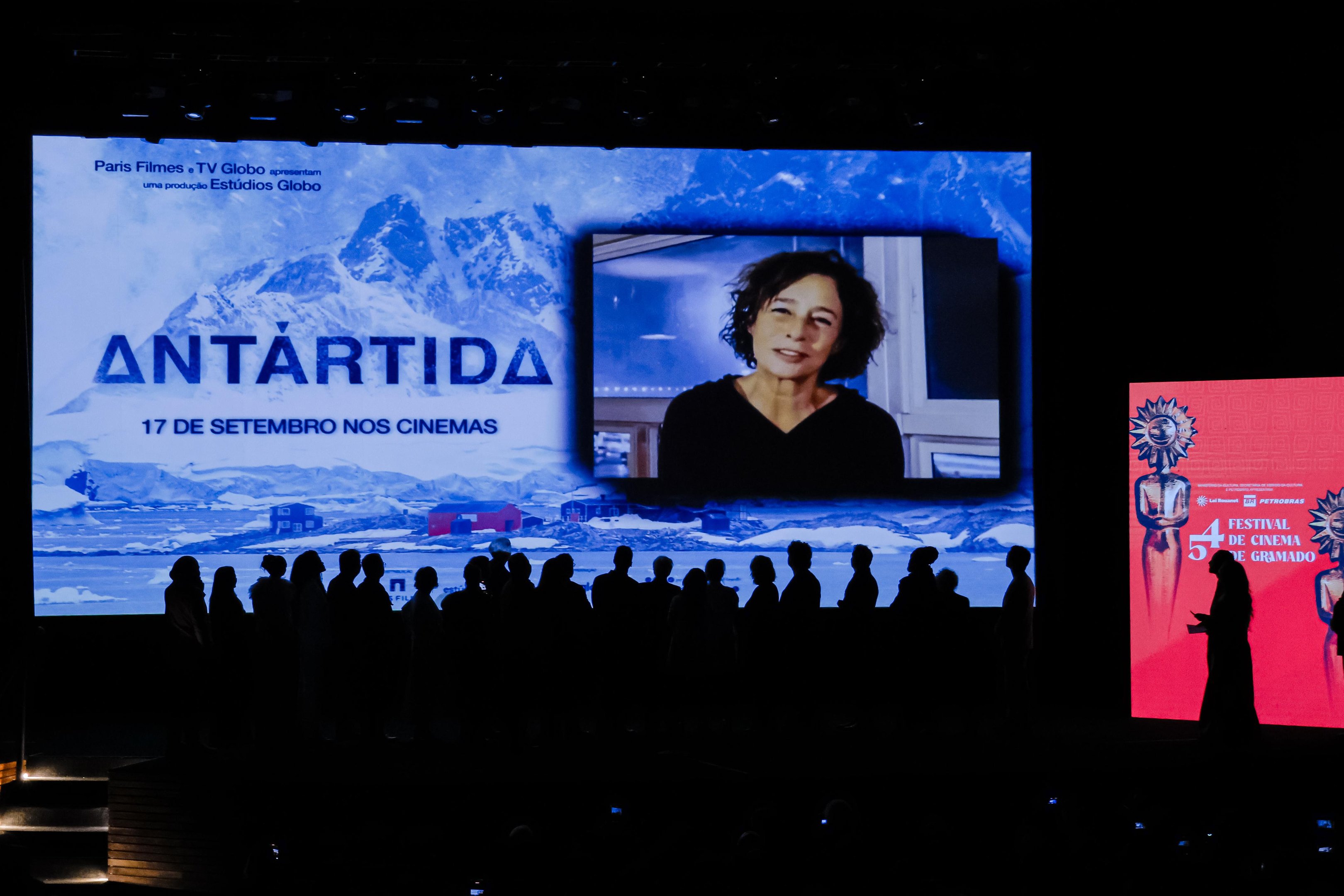 Andrea Beltr&atilde;o enviou v&iacute;deo para explicar que n&atilde;o foi poss&iacute;vel ir a Gramado na abertura do filme 'Ant&aacute;rtida'