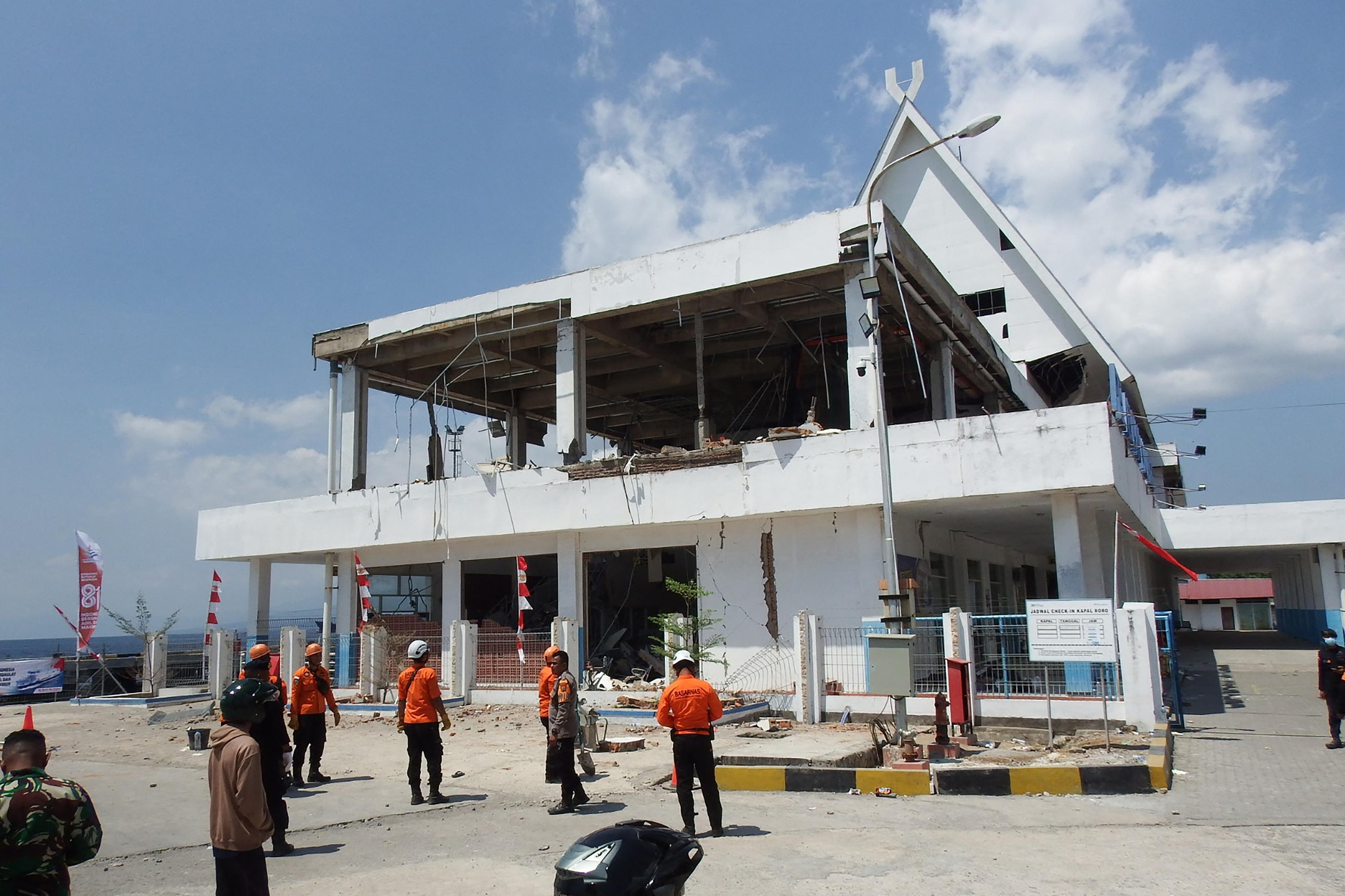 Terremoto foi seguido por fortes r&eacute;plicas, incluindo uma de magnitude 6,1