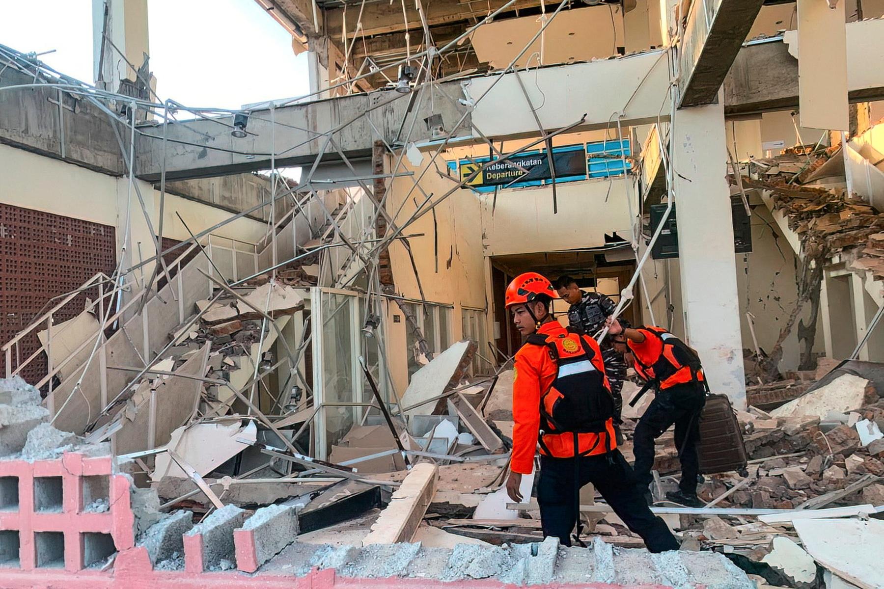 Forte terremoto de magnitude 7,7 atingiu o leste da Indon&eacute;sia