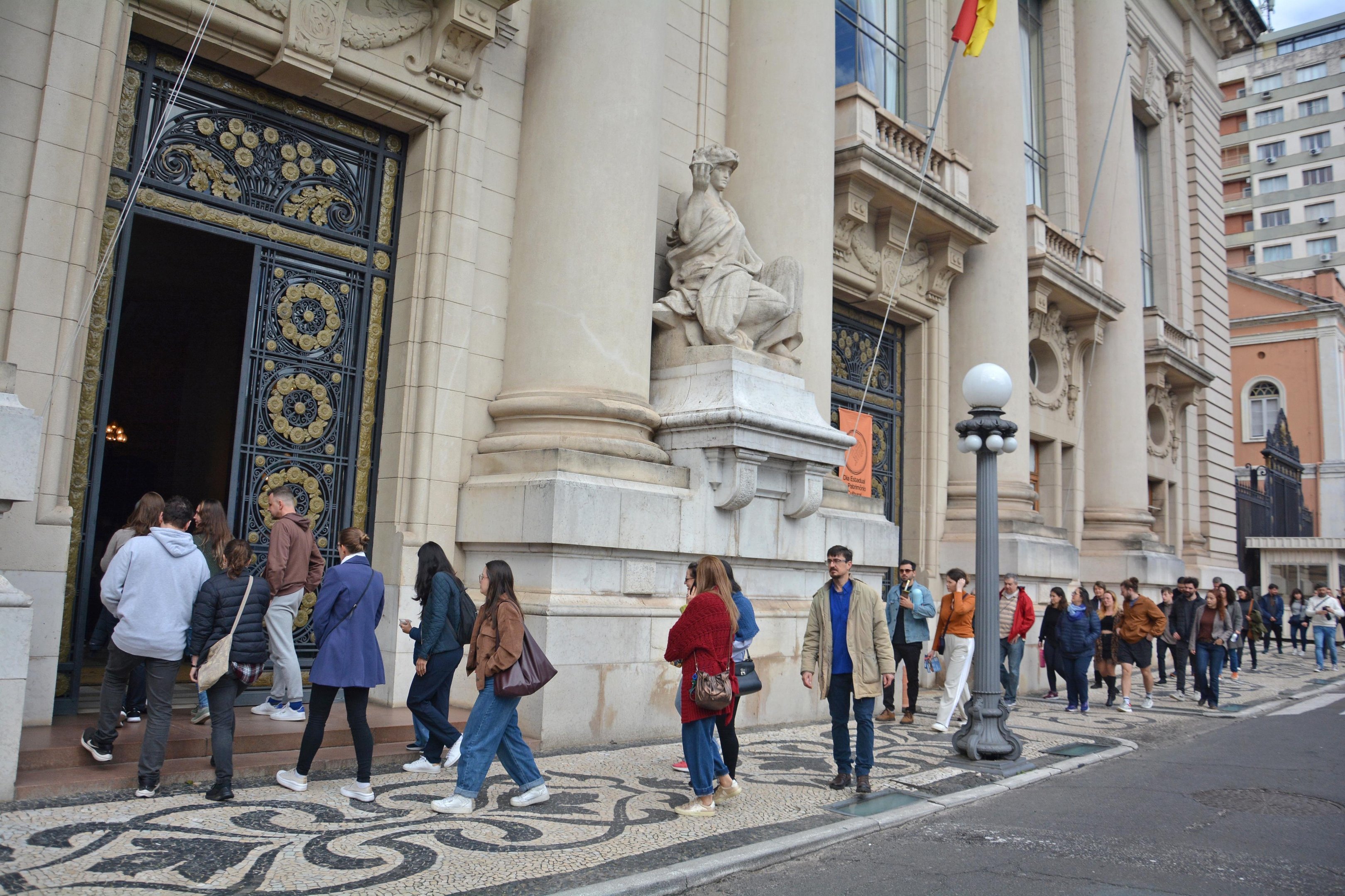 A visita guiada percorreu a Pinacoteca Rubem Berta, a Pra&ccedil;a da Matriz, o Pal&aacute;cio Piratini e o Memorial do Minist&eacute;rio P&uacute;blico