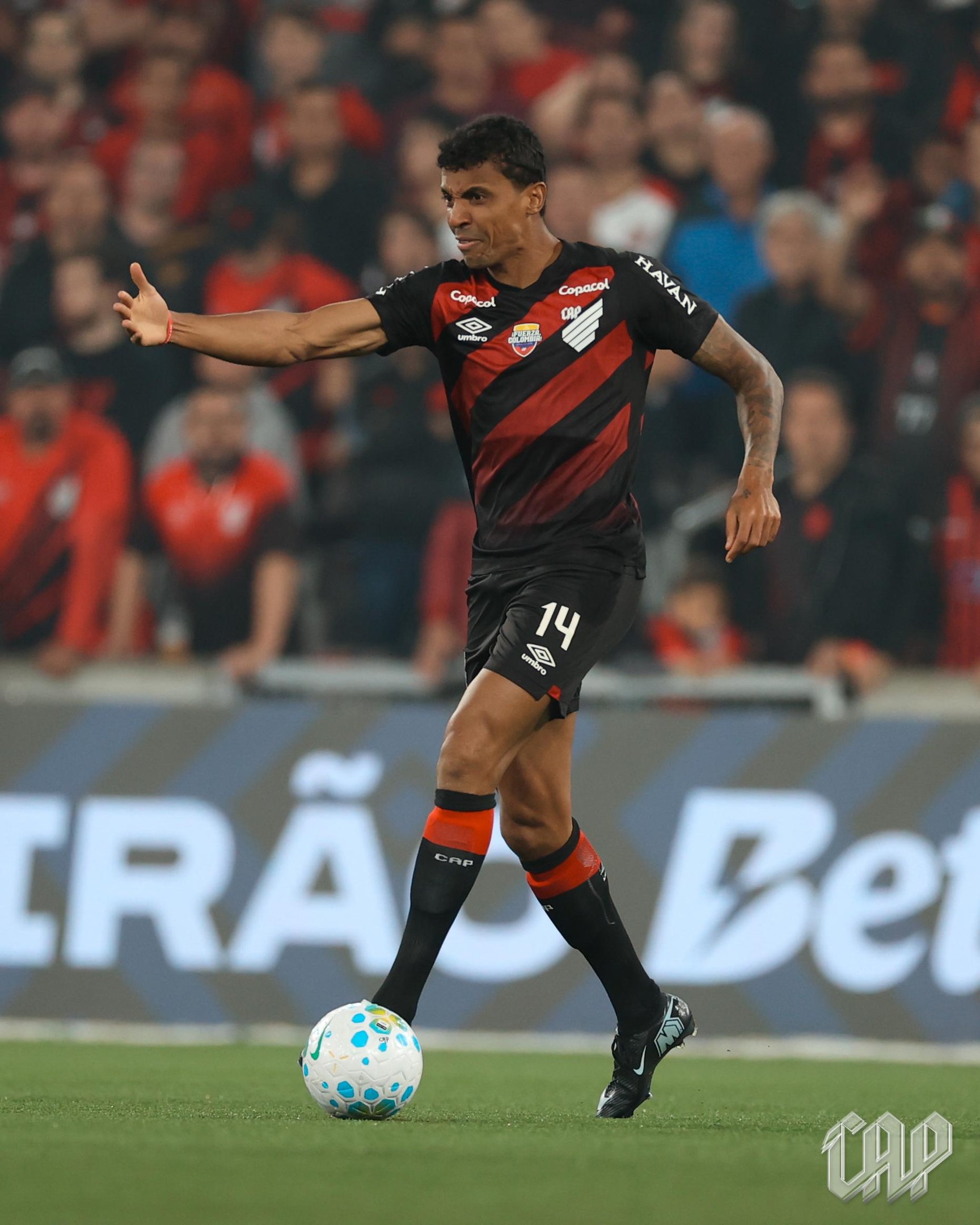 Athletico-PR pressiona, mas empata com Red Bull Bragantino e perde chance de encostar no l&iacute;der