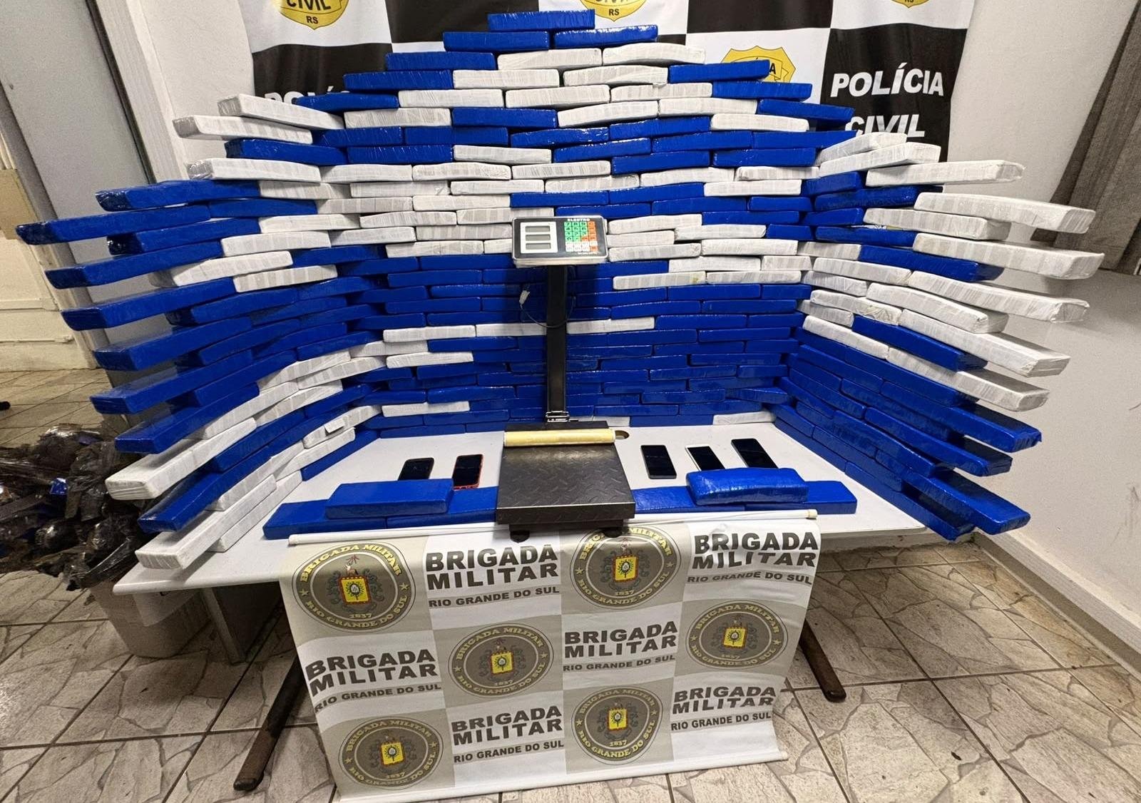 Brigada Militar apreende 167 kg de maconha e artefatos explosivos em Alvorada