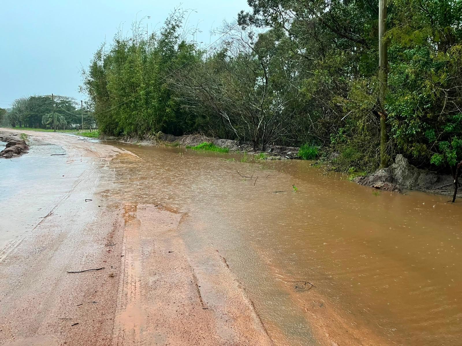 A estrada que leva ao camping municipal permanecia interditada na manh&atilde; deste domingo