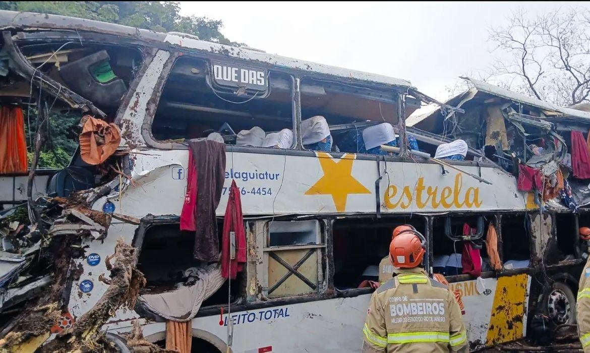 Ve&iacute;culo transportava 47 pessoas e tombou por volta das 4h30