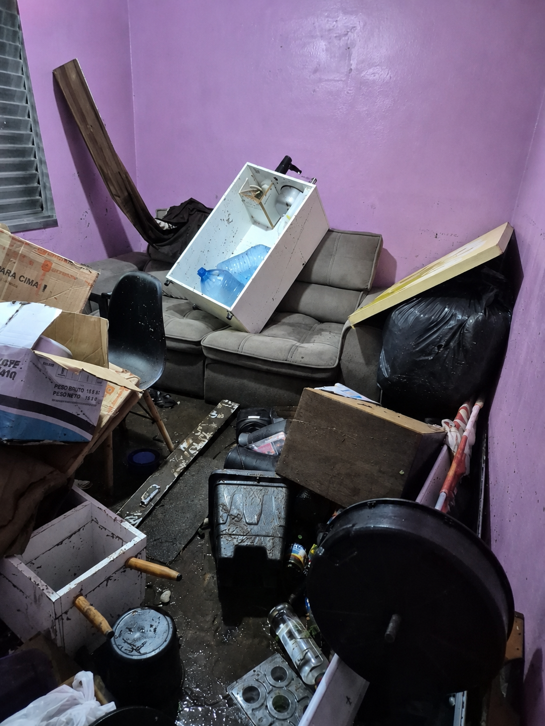 Os m&oacute;veis de duas casas e de uma escola de educa&ccedil;&atilde;o infantil particular tiveram perda total