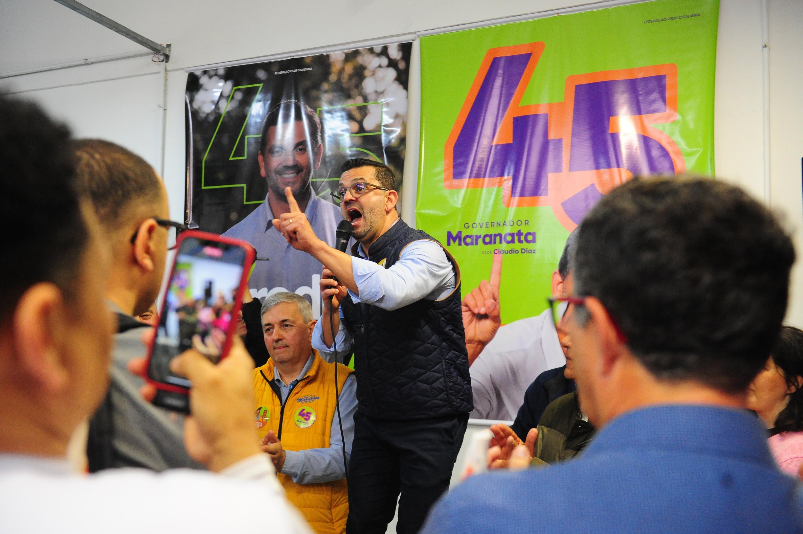 Antes de adesiva&ccedil;o na zona Sul de Porto Alegre, Maranata falou com apoiadores no comit&ecirc;