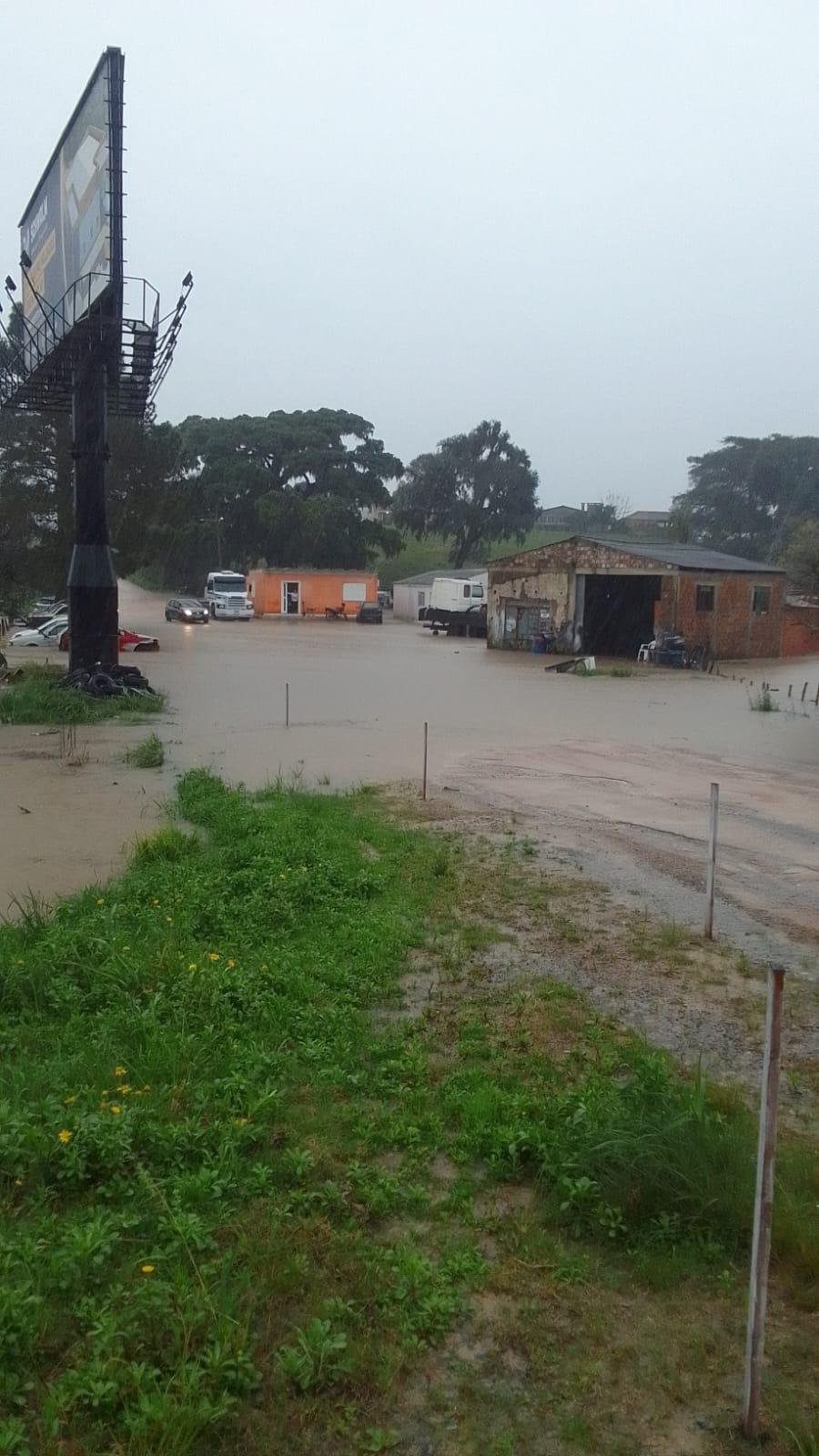 O riacho localizado na Linha do Corredor Anderson, &agrave;s margens da BR 116, transbordou