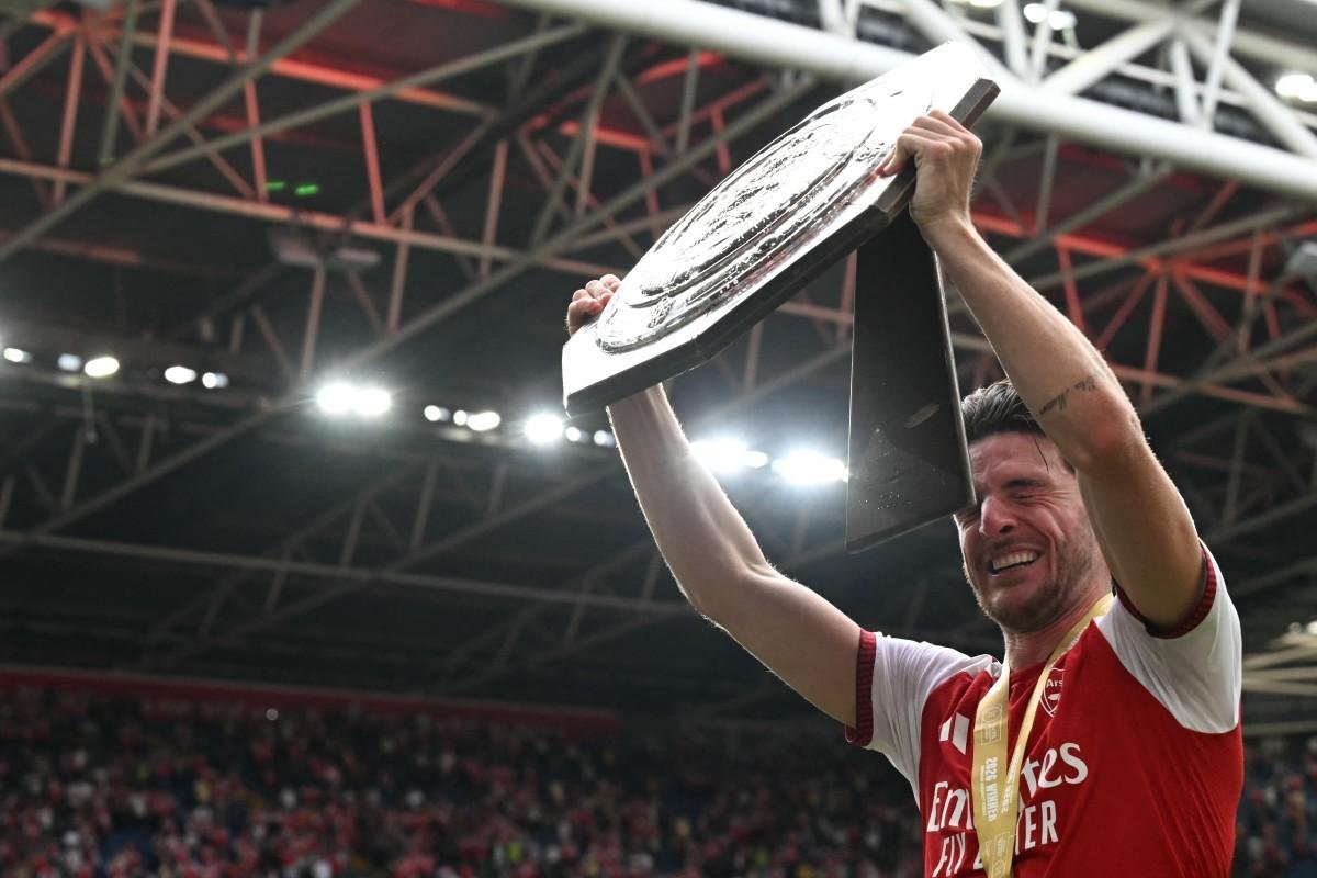 Declan Rice levanta o trof&eacute;u da competi&ccedil;&atilde;o ap&oacute;s goleada no City