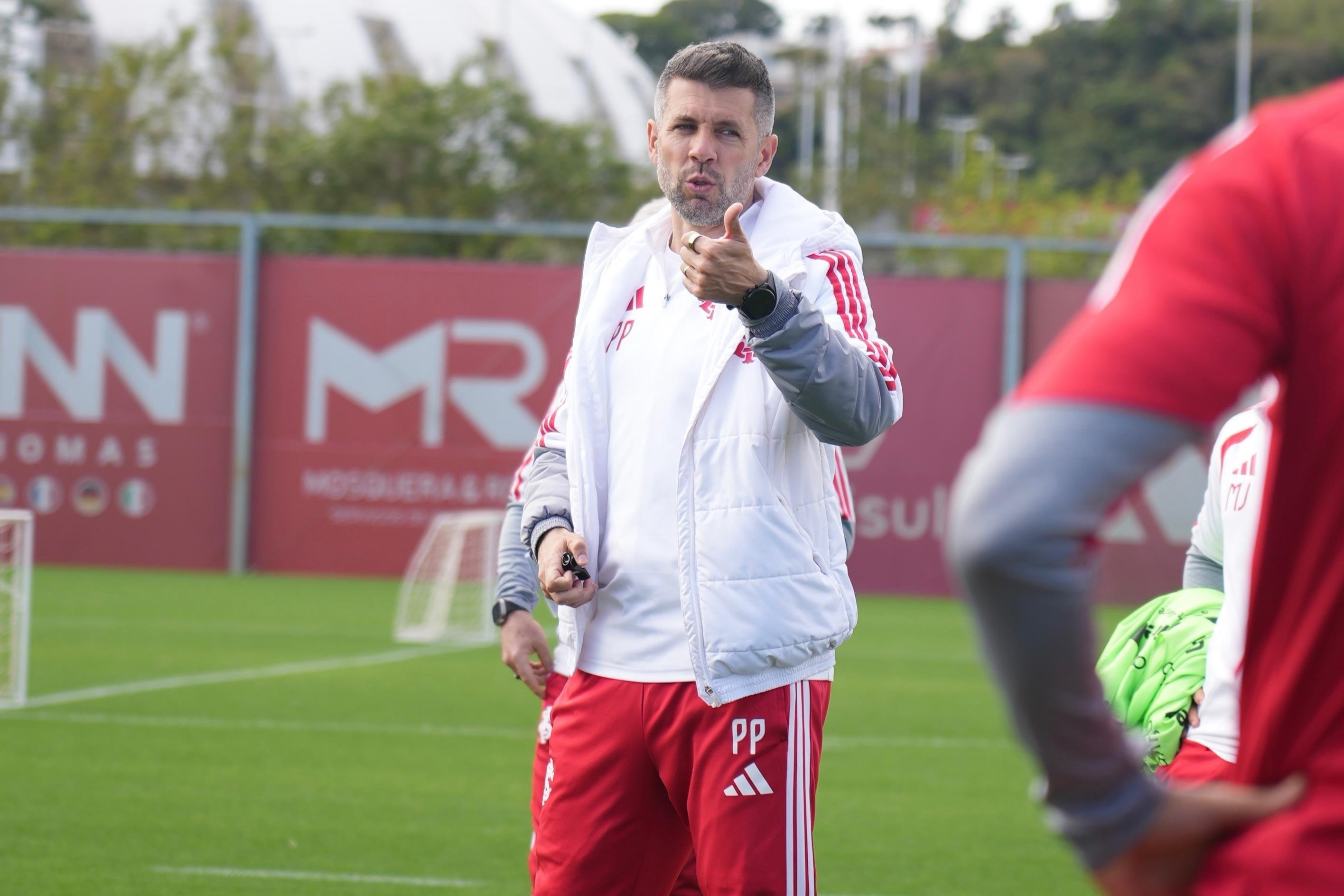 Paulo Pezzolano tem o desafio de tornar o Inter mais ofensivo contra o Remo
