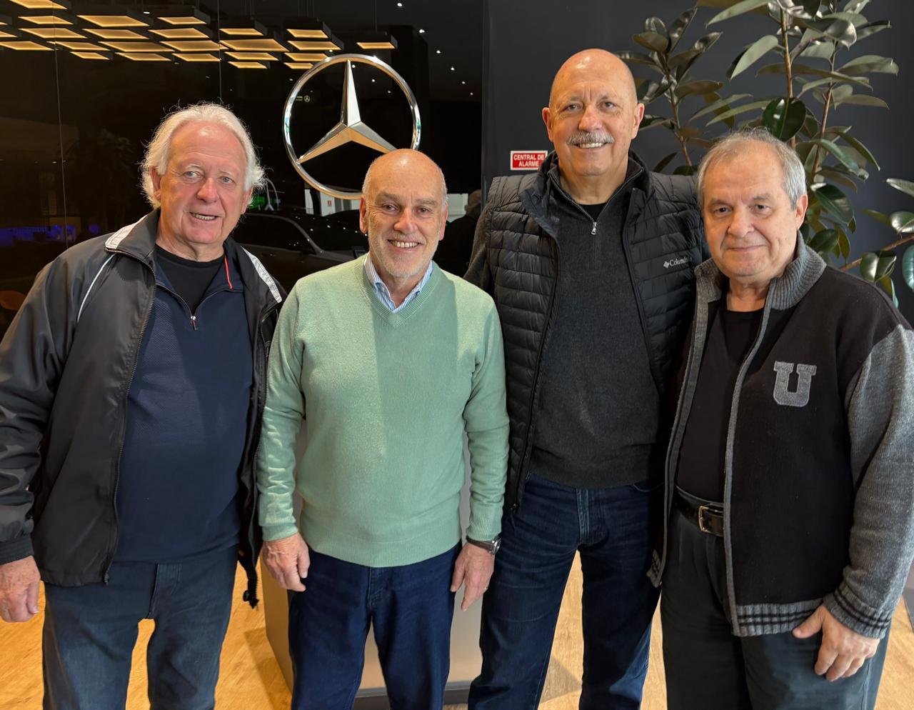 Os colecionadores de Mercedes antigas, os &ldquo;mercedeiros&rdquo; &Eacute;rico Sommer, Ros&aacute;rio Veppo, o anfitri&atilde;o Elizeu Pereira e Jos&eacute; Paulo Martins, no Grupo Savar