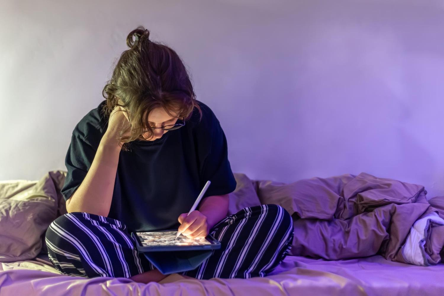 O hikikomori &eacute; marcado pelo afastamento prolongado da conviv&ecirc;ncia presencial e pode estar associado a fatores psicol&oacute;gicos, sociais e comportamentais