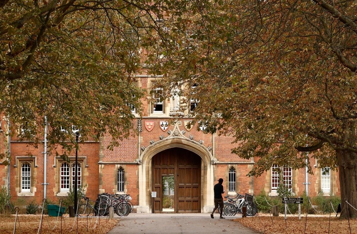 O professor negro mais jovem da hist&oacute;ria da universidade foi encontrado morto na sexta-feira em sua casa em Londres, ap&oacute;s enfrentar in&uacute;meras acusa&ccedil;&otilde;es de pl&aacute;gio