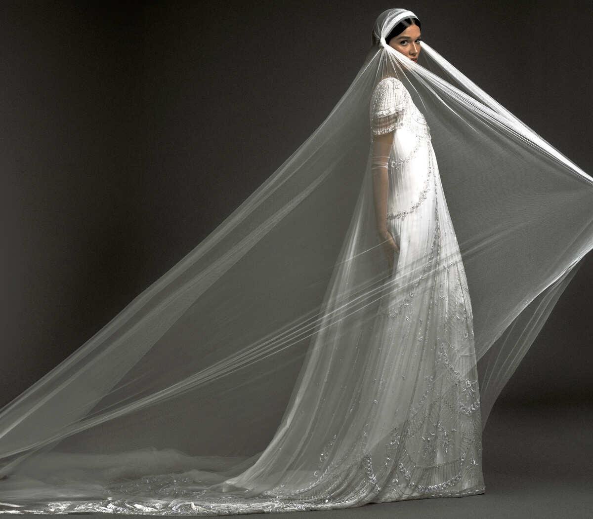Theresa Fonseca escolheu um Givenchy inspirado em Audrey Hepburn e ligado &agrave; pr&oacute;pria hist&oacute;ria para subir ao altar