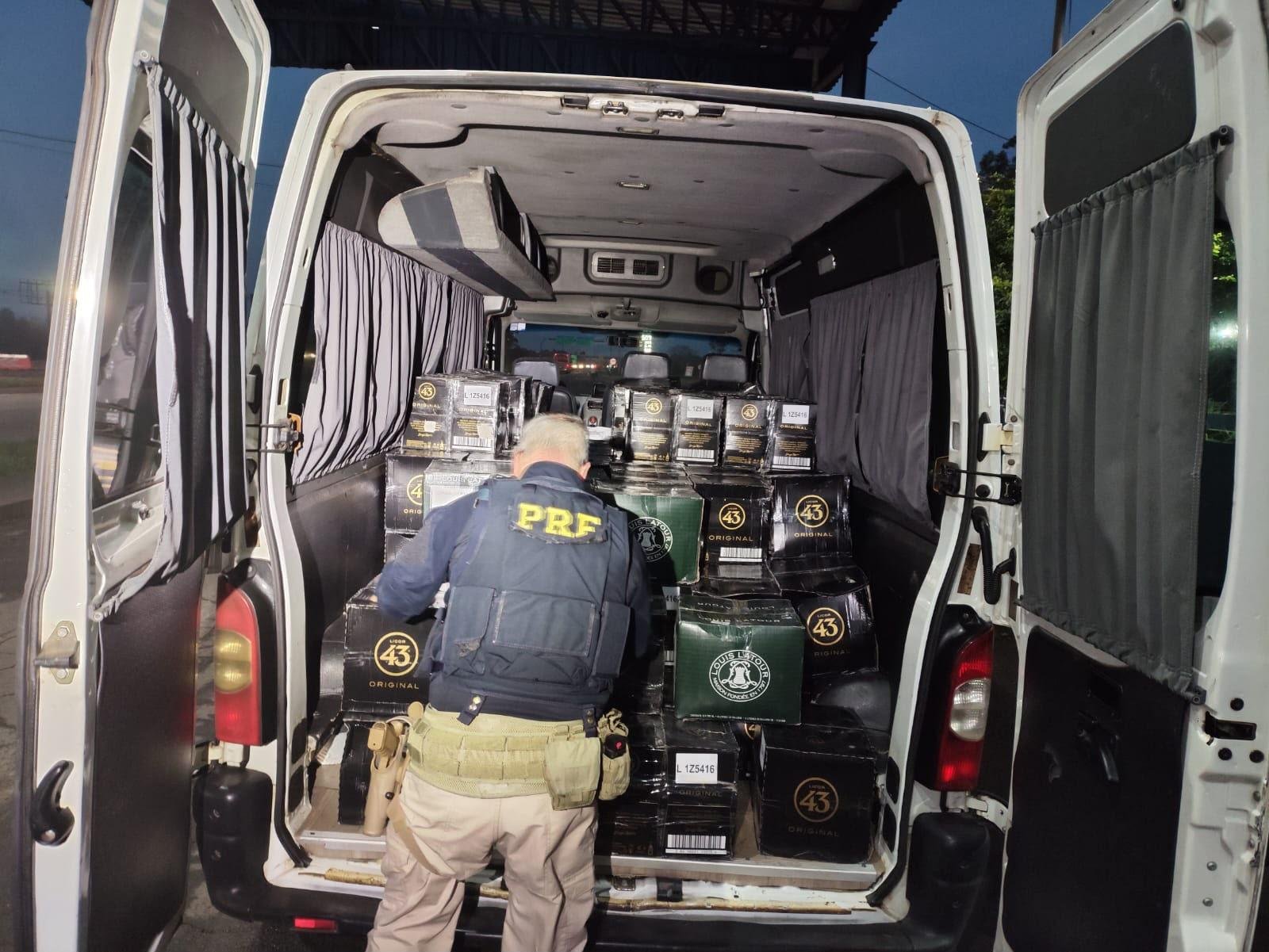Condutor foi preso ao transportar 1.579 garrafas de bebida alco&oacute;lica sem desembara&ccedil;o aduaneiro na BR 290