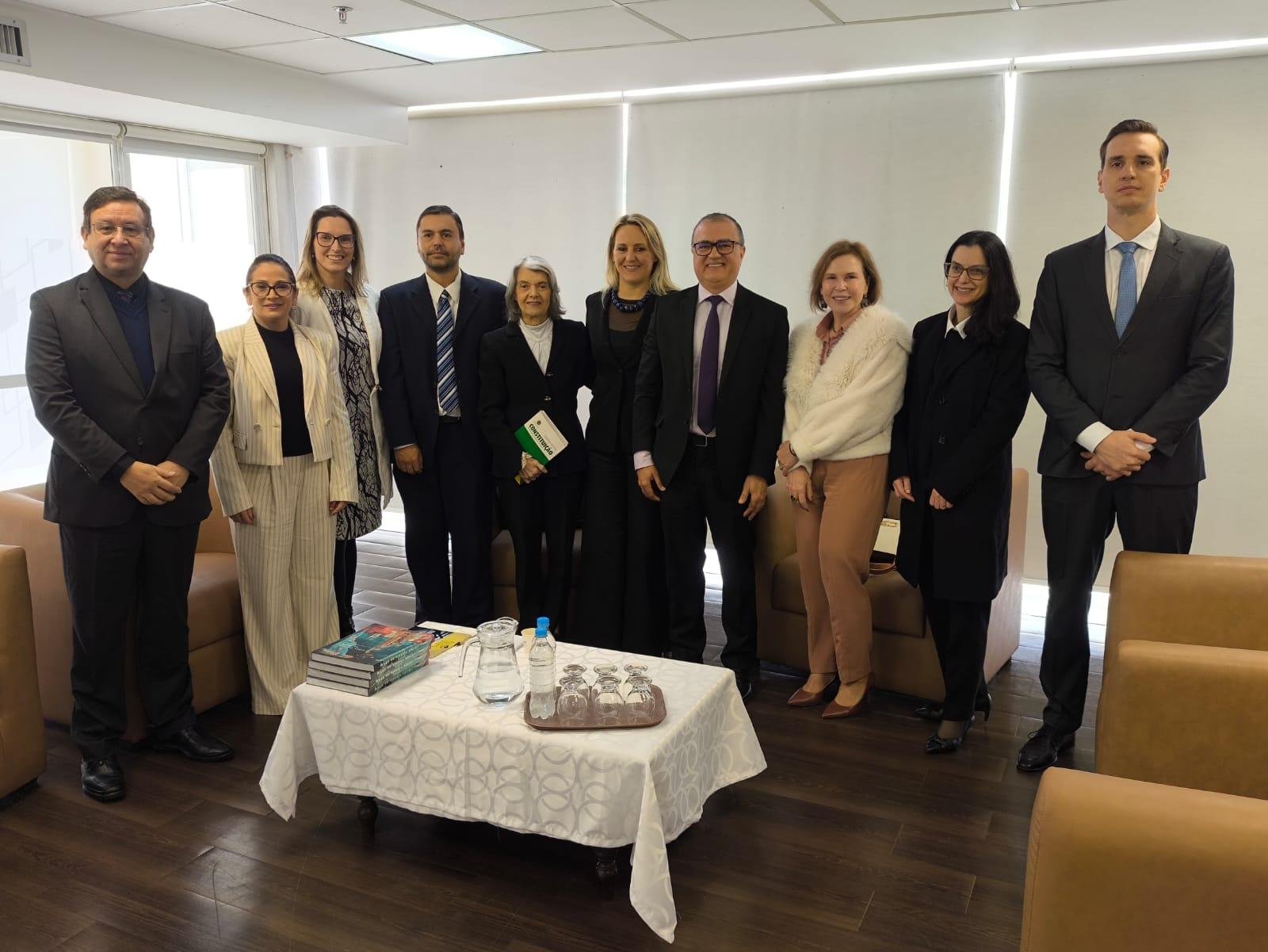 Magistrados e magistradas prestigiaram a entrega dos projetos &agrave; Ministra C&aacute;rmen, na UFSM