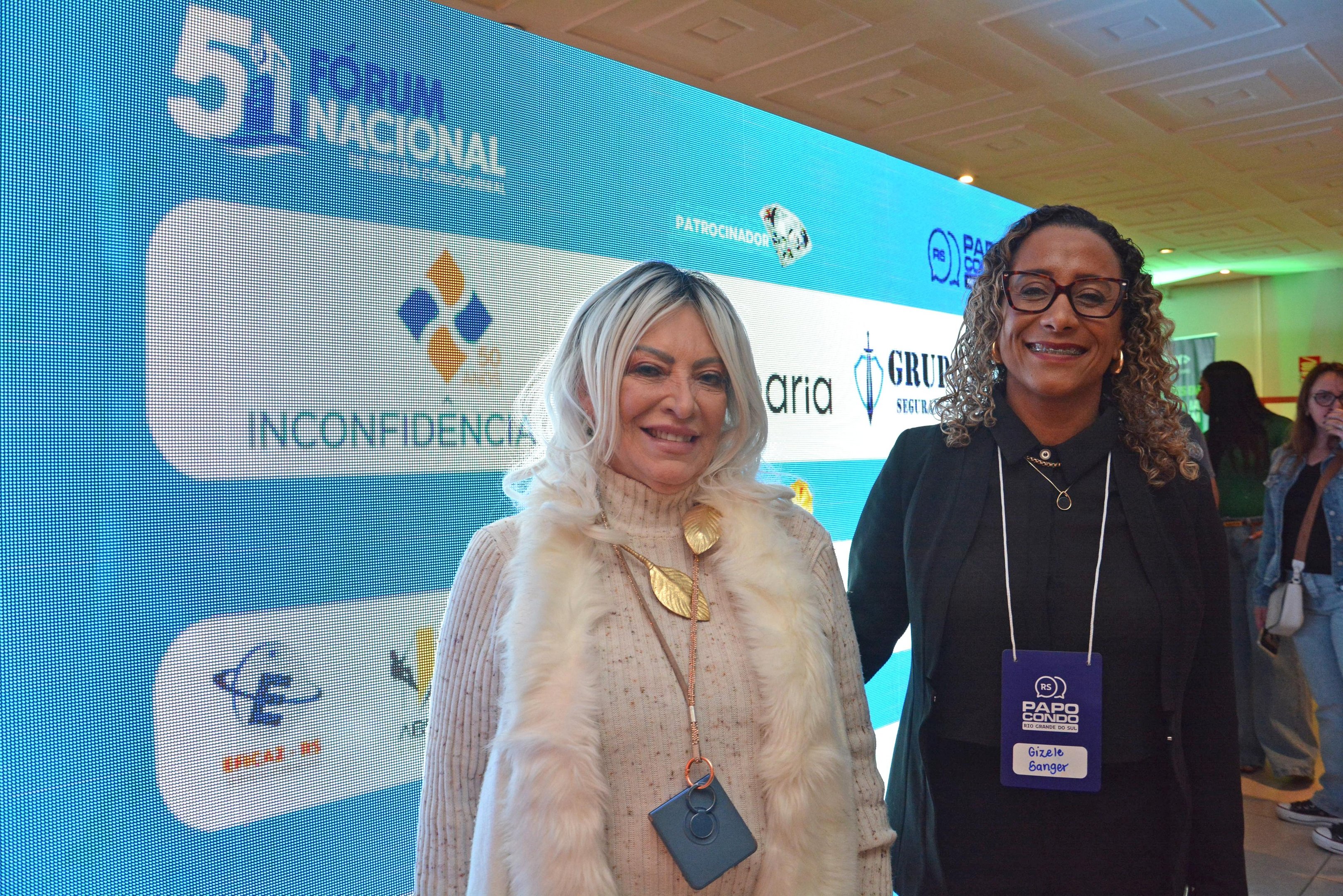 5&ordm; F&oacute;rum Nacional de Gest&atilde;o Condominial ocorreu no s&aacute;bado, dia 15 de agosto. Da esq. a dir: Mauren Gon&ccedil;alves, CEO do Papo Condominial RS e presidente da Associa&ccedil;&atilde;o de S&iacute;ndicos do Rio Grande do Sul (Assos&iacute;ndicos RS) e Giszele Sanger, advogada especialista em direito condominial e palestrante do evento.