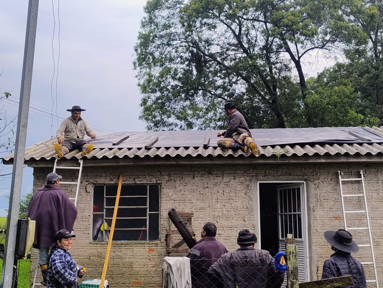 Na manh&atilde; desta segunda-feira todas as casas danificadas j&aacute; haviam recebido lonas