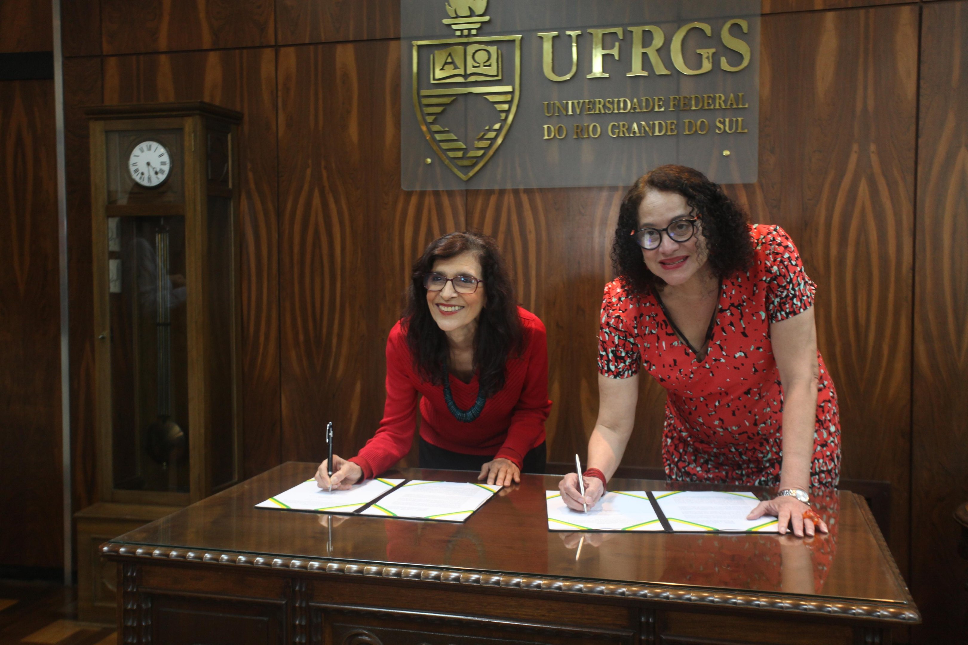 Reitora M&aacute;rcia Barbosa (esq.) e a ministra Luciana Santos (dir.) assinaram protocolo de inten&ccedil;&otilde;es na reitoria da Ufrgs