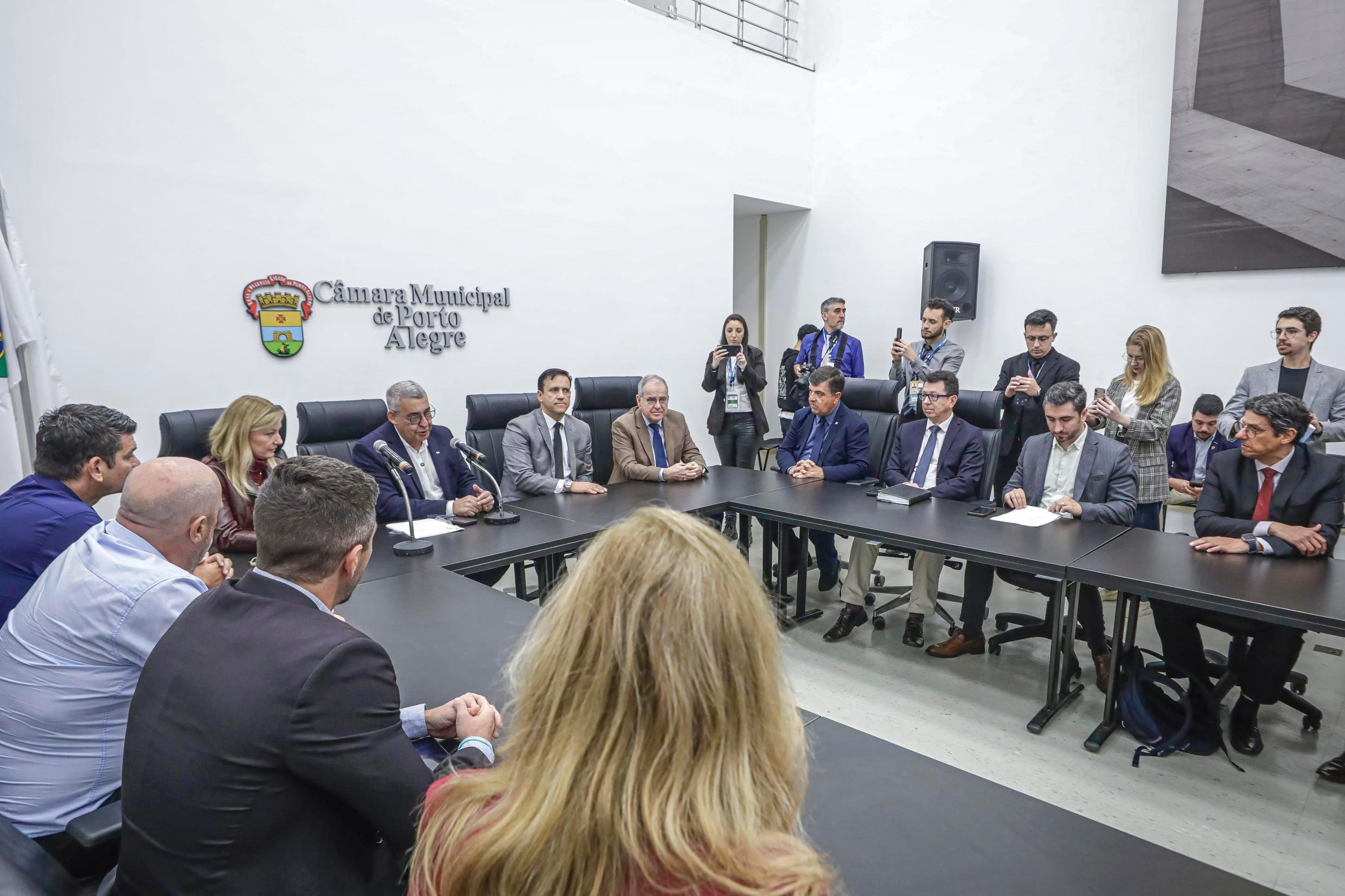 Sebasti&atilde;o Melo protocolou o projeto da Lei de Diretrizes Or&ccedil;ament&aacute;rias (LDO) no Sal&atilde;o Adel Carvalho, na C&acirc;mara Municipal.
