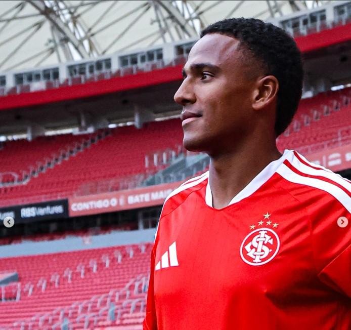 Niclas Eliasson j&aacute; vestiu a camisa colorada, mas ainda n&atilde;o tem condi&ccedil;&atilde;o legal para estrear
