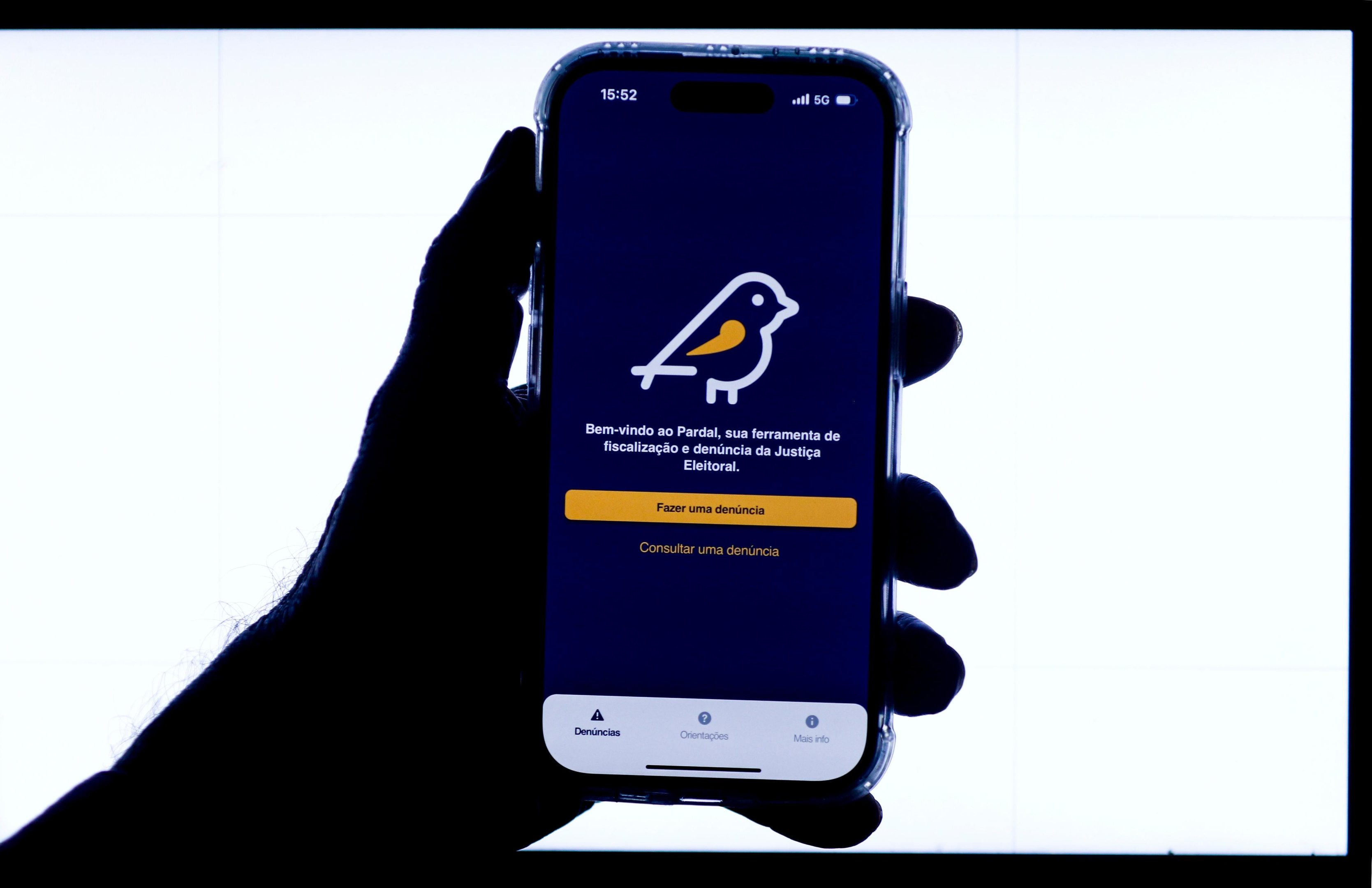 Para acessar, o eleitor precisa se identificar por e-T&iacute;tulo ou pela conta Gov.br. A identidade de quem denuncia permanece em sigilo