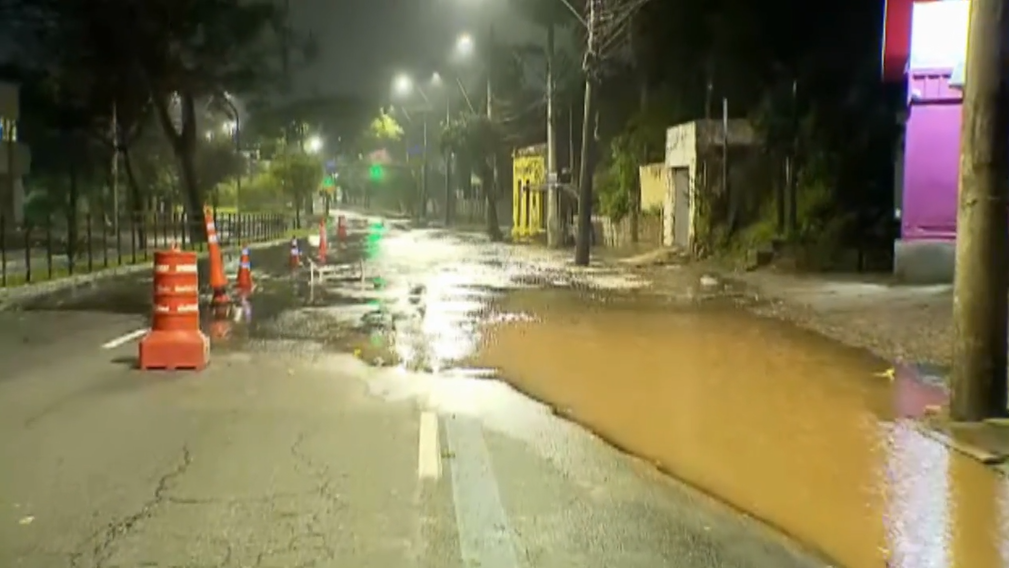 Tr&acirc;nsito segue pelo contrafluxo da rua Dr. Ney Cabral durante o servi&ccedil;o emergencial do Dmae